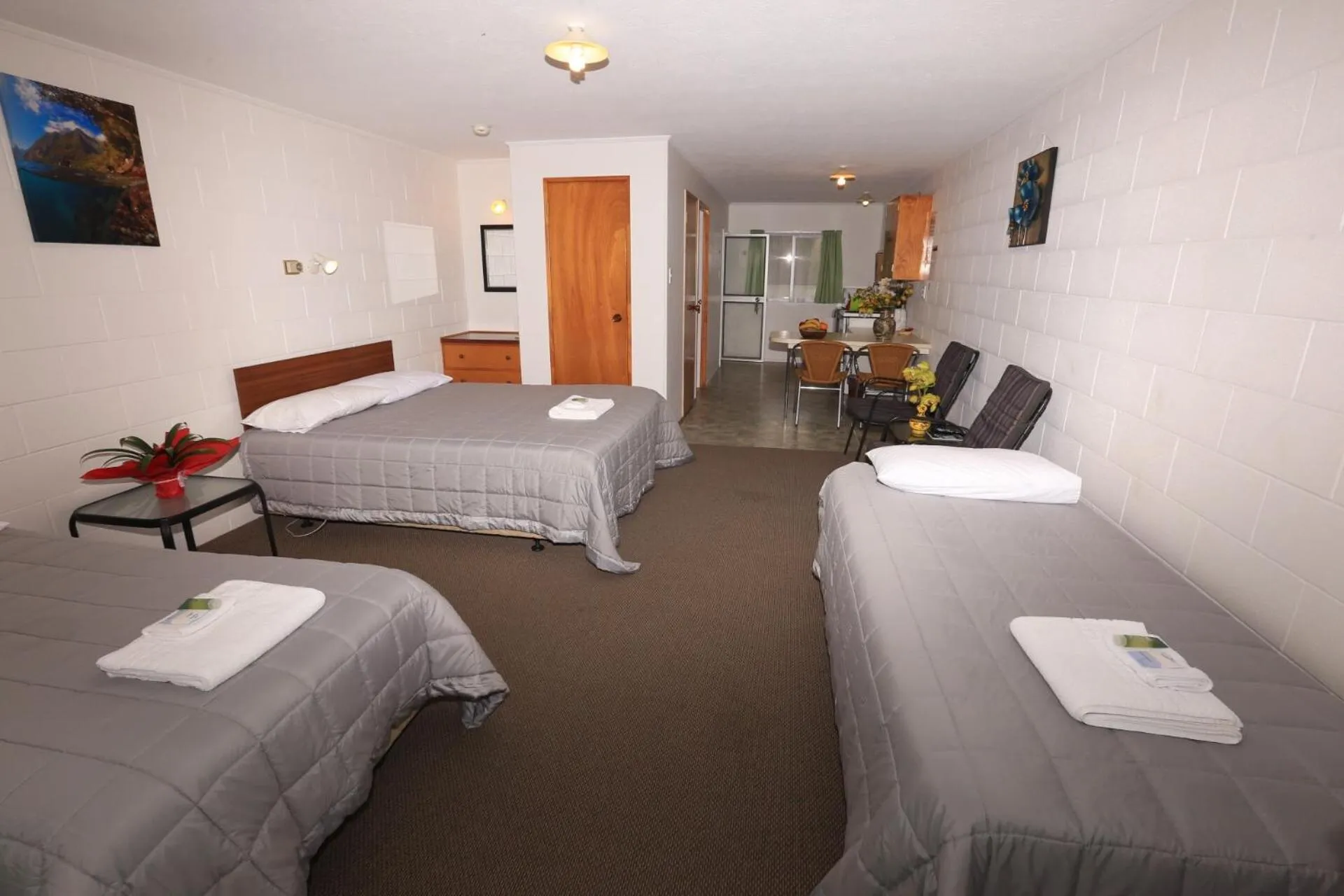 Photo of the whole room, Bed in Waiuku Motel