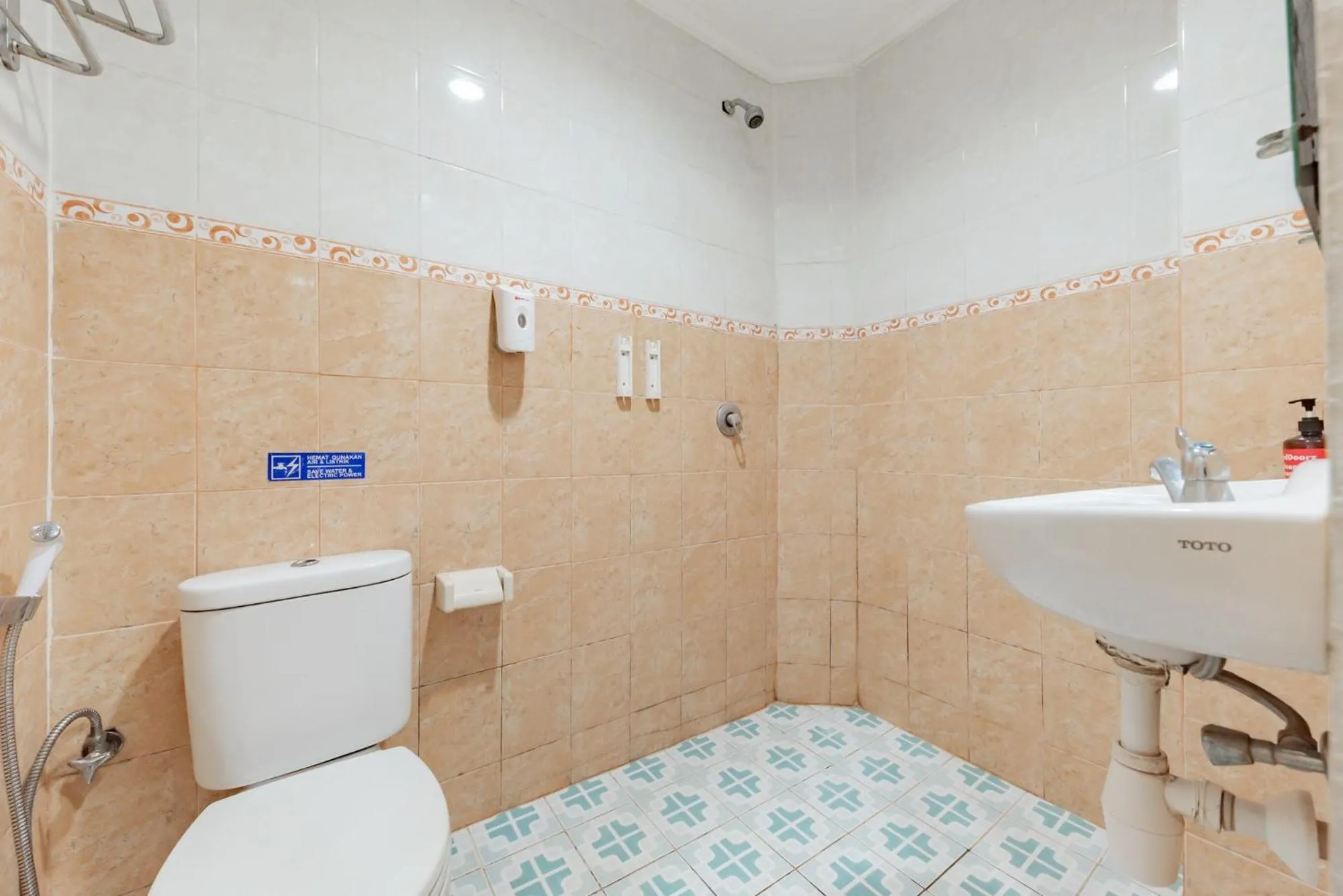 Shower in RedDoorz Syariah near Taman Bekapai 2