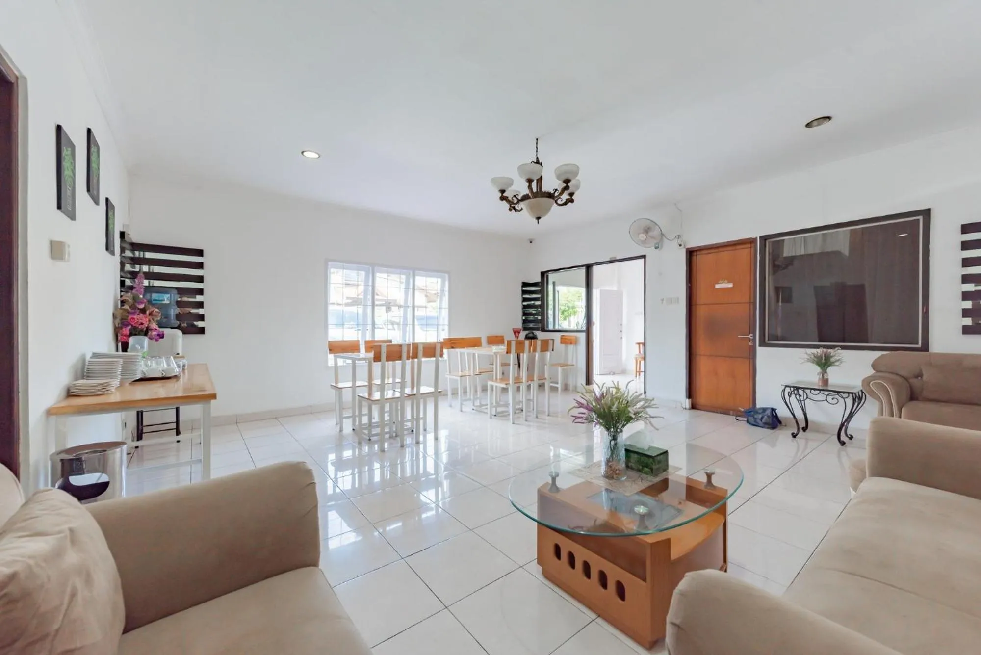 Living room in RedDoorz Syariah near Taman Bekapai 2