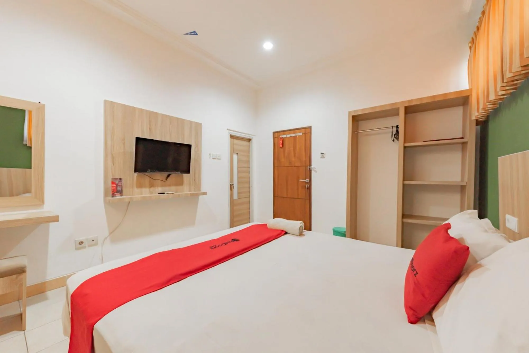 Bed in RedDoorz Syariah near Taman Bekapai 2