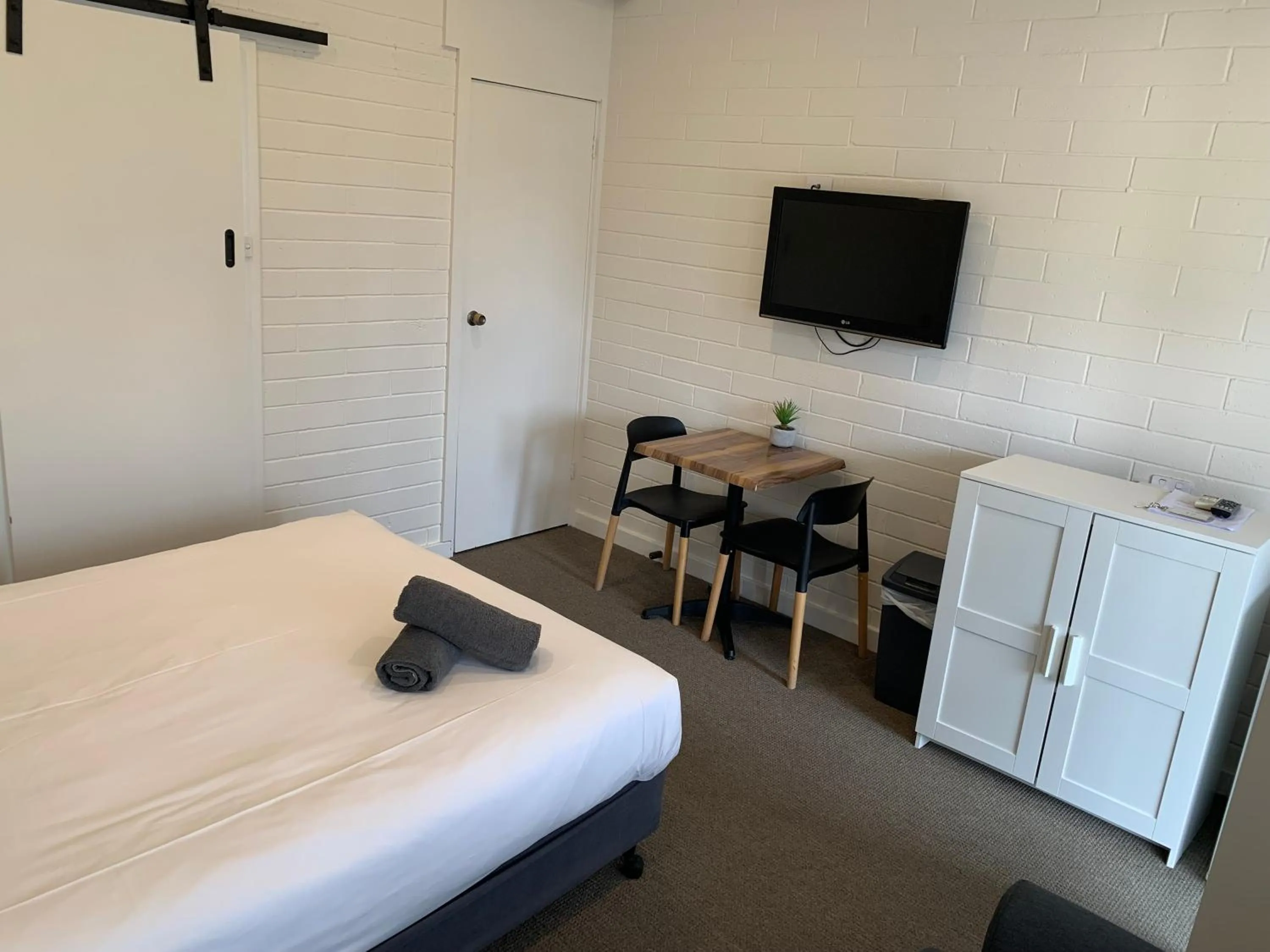 Bathroom, Bed in Guichen Bay Motel