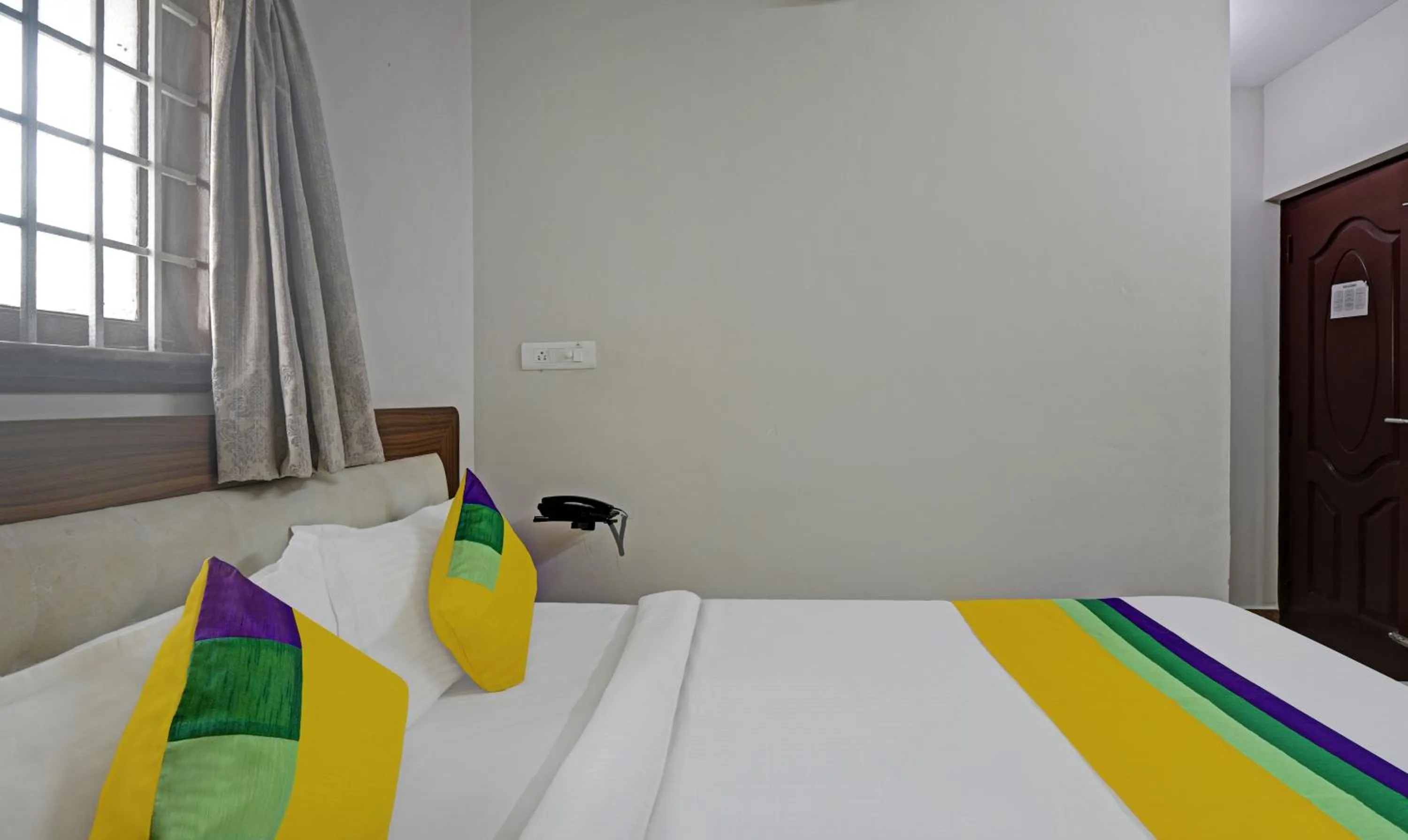 Bedroom, Bed in Itsy Hotels Rithika Inn Blossoms