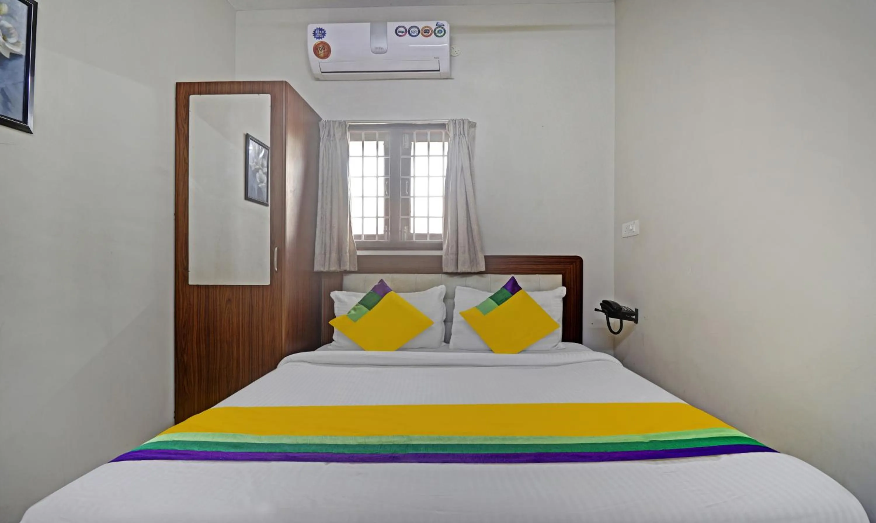 Bedroom, Bed in Itsy Hotels Rithika Inn Blossoms