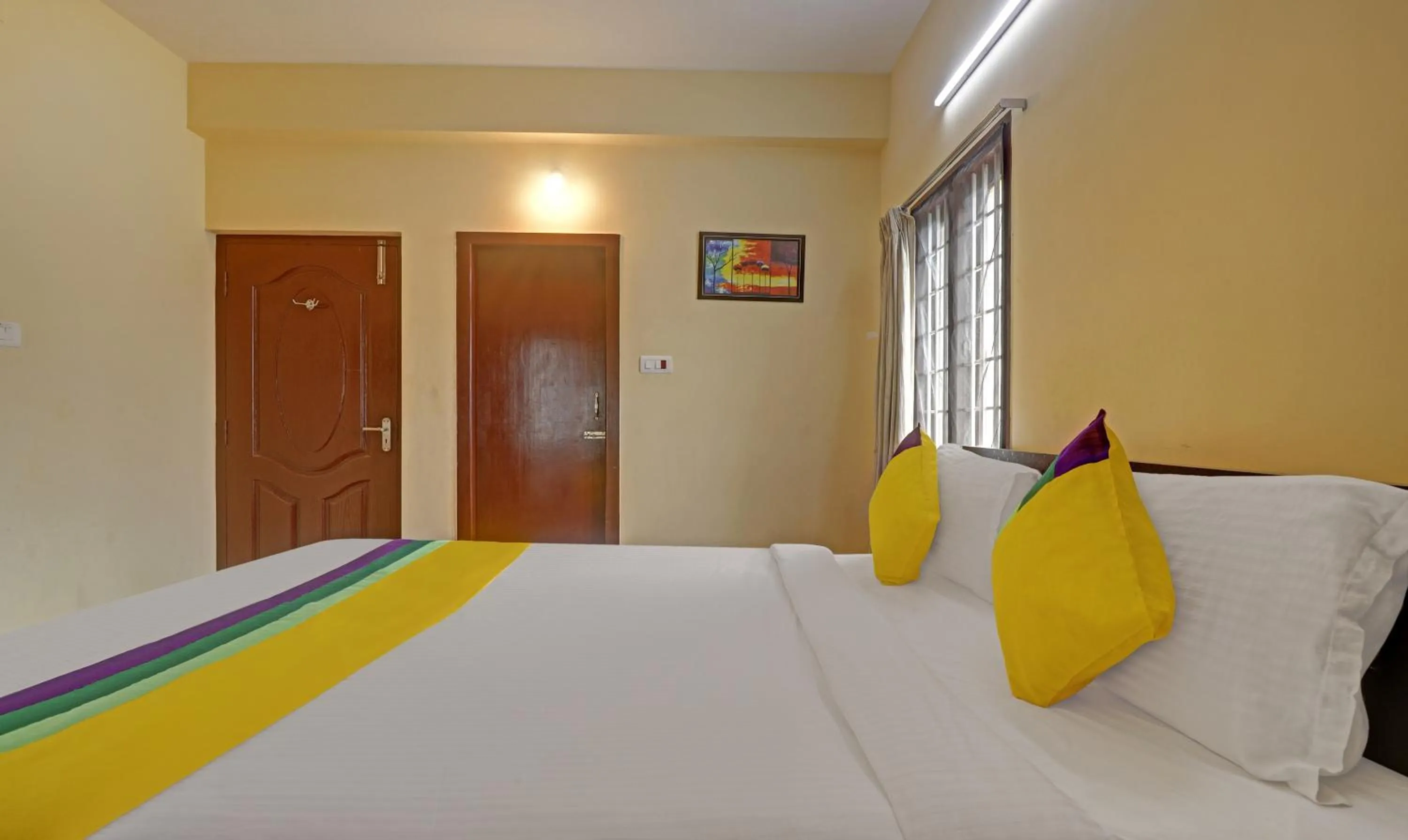 Bedroom, Bed in Itsy Hotels Rithika Inn Blossoms