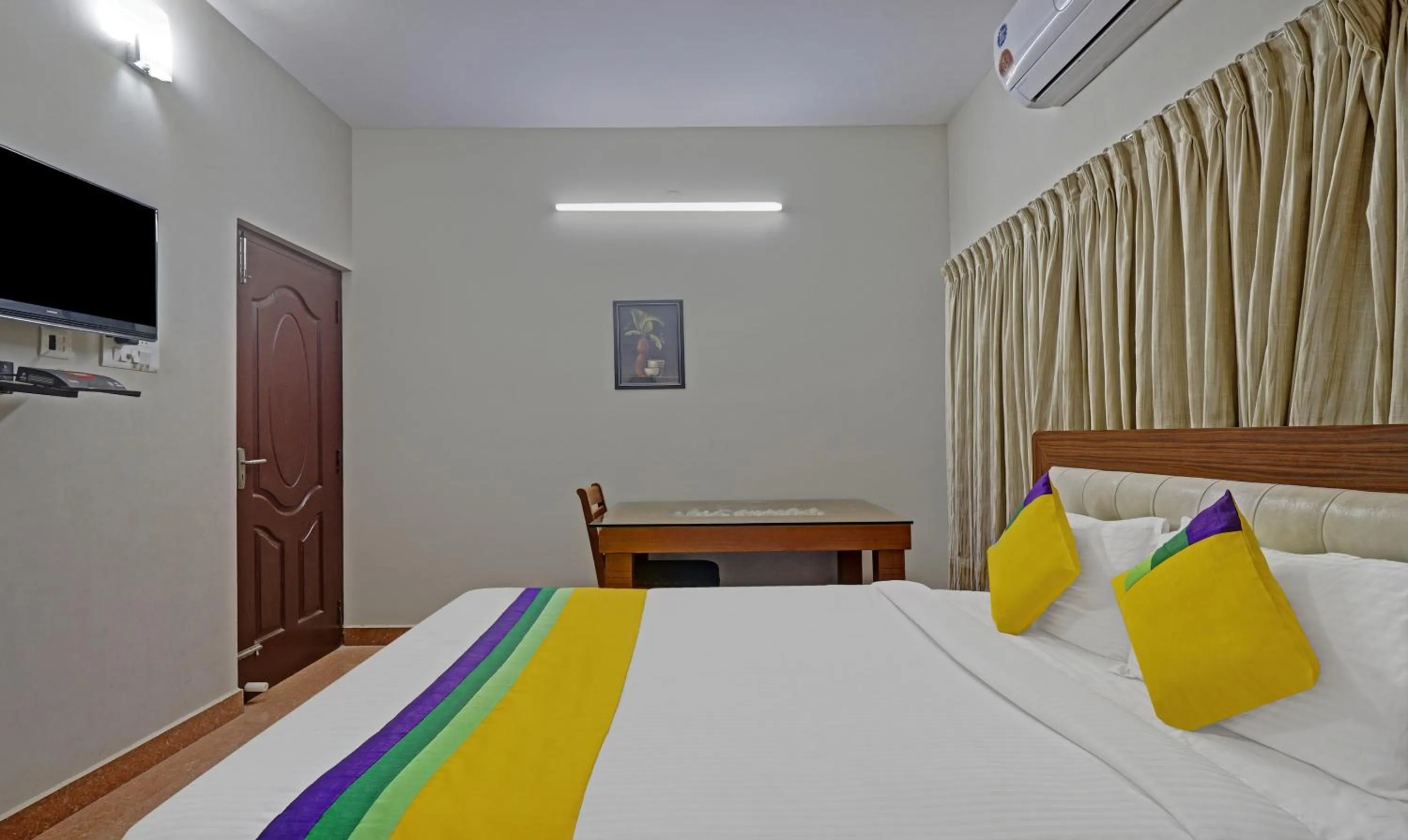 Bedroom, Bed in Itsy Hotels Rithika Inn Blossoms