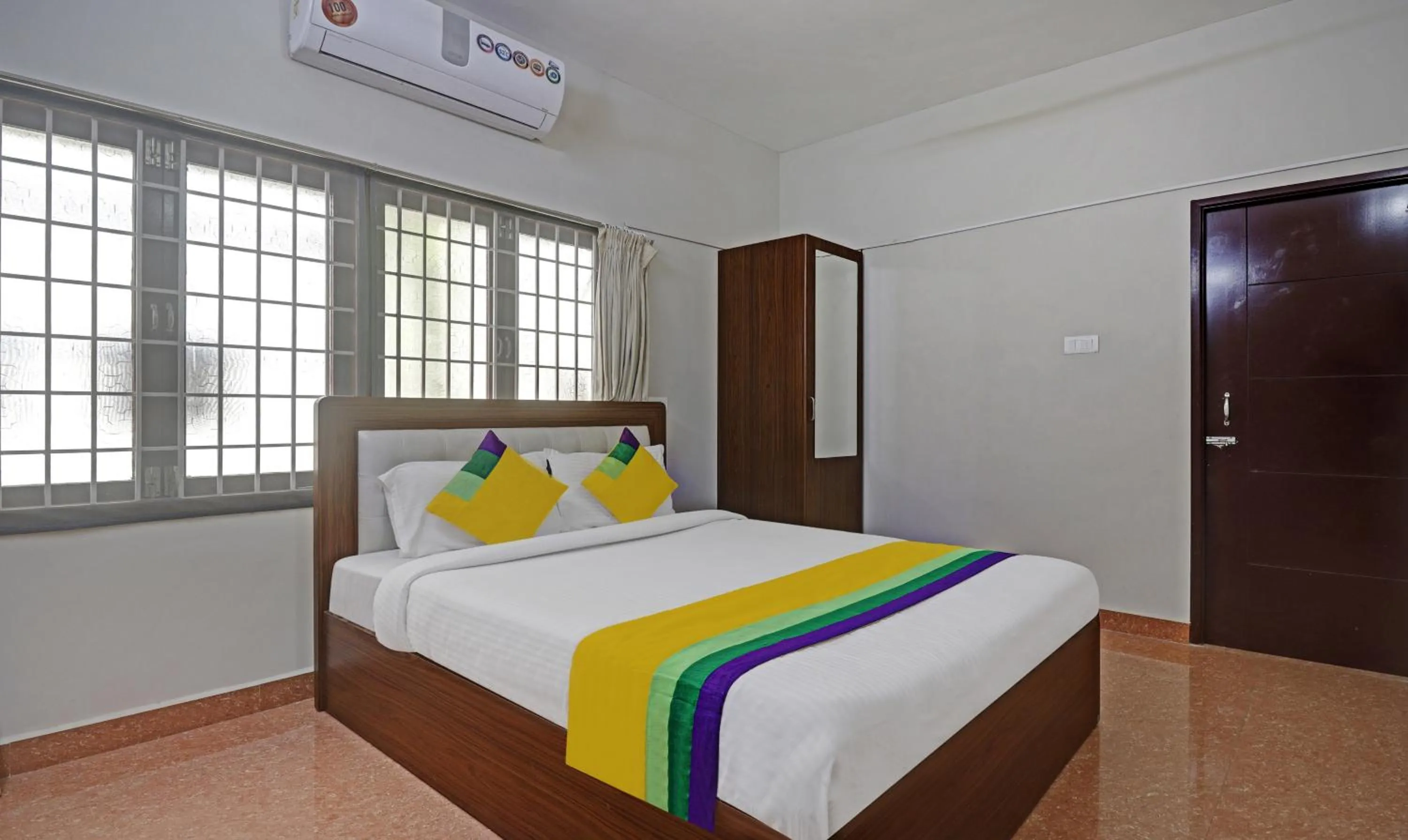 Bedroom, Bed in Itsy Hotels Rithika Inn Blossoms
