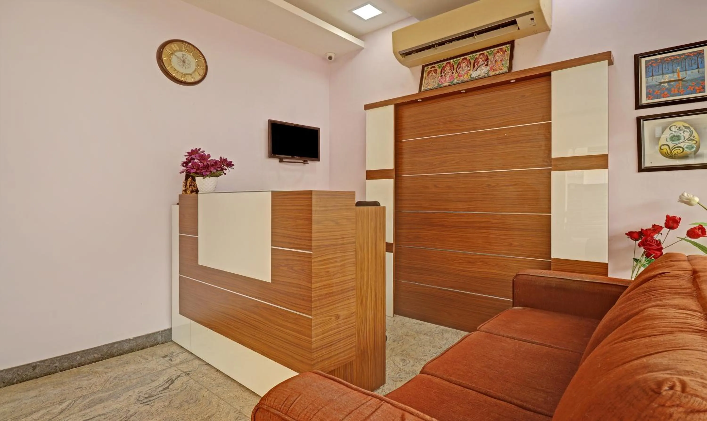 Lobby or reception in Itsy Hotels Rithika Inn Blossoms