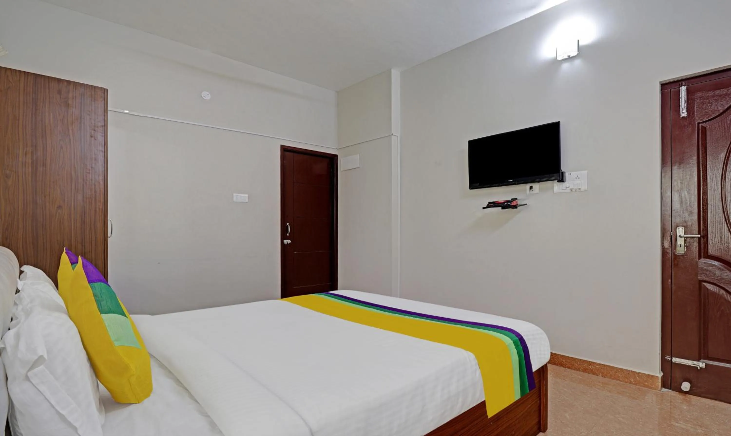 Bedroom, Bed in Itsy Hotels Rithika Inn Blossoms