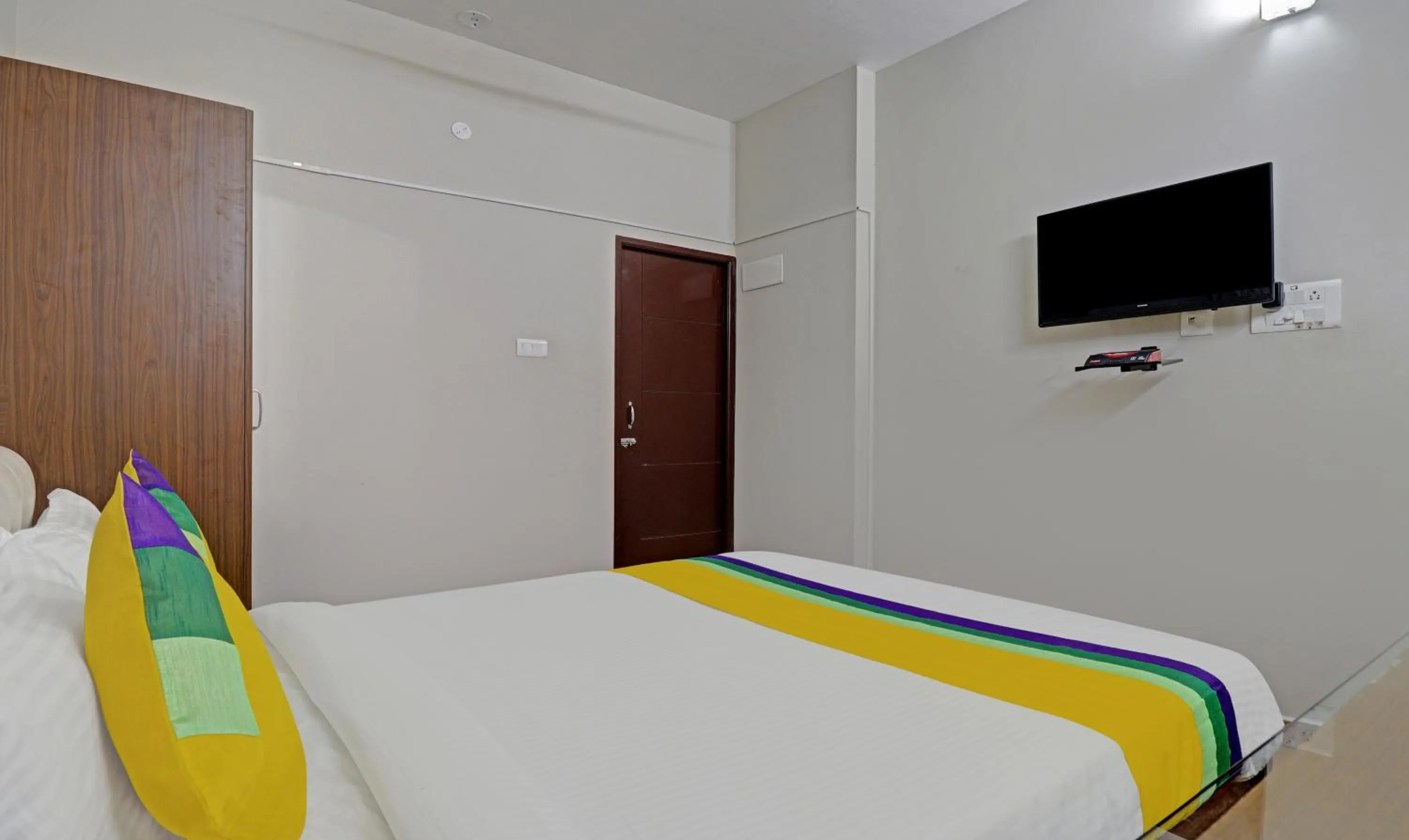 Bedroom, Bed in Itsy Hotels Rithika Inn Blossoms