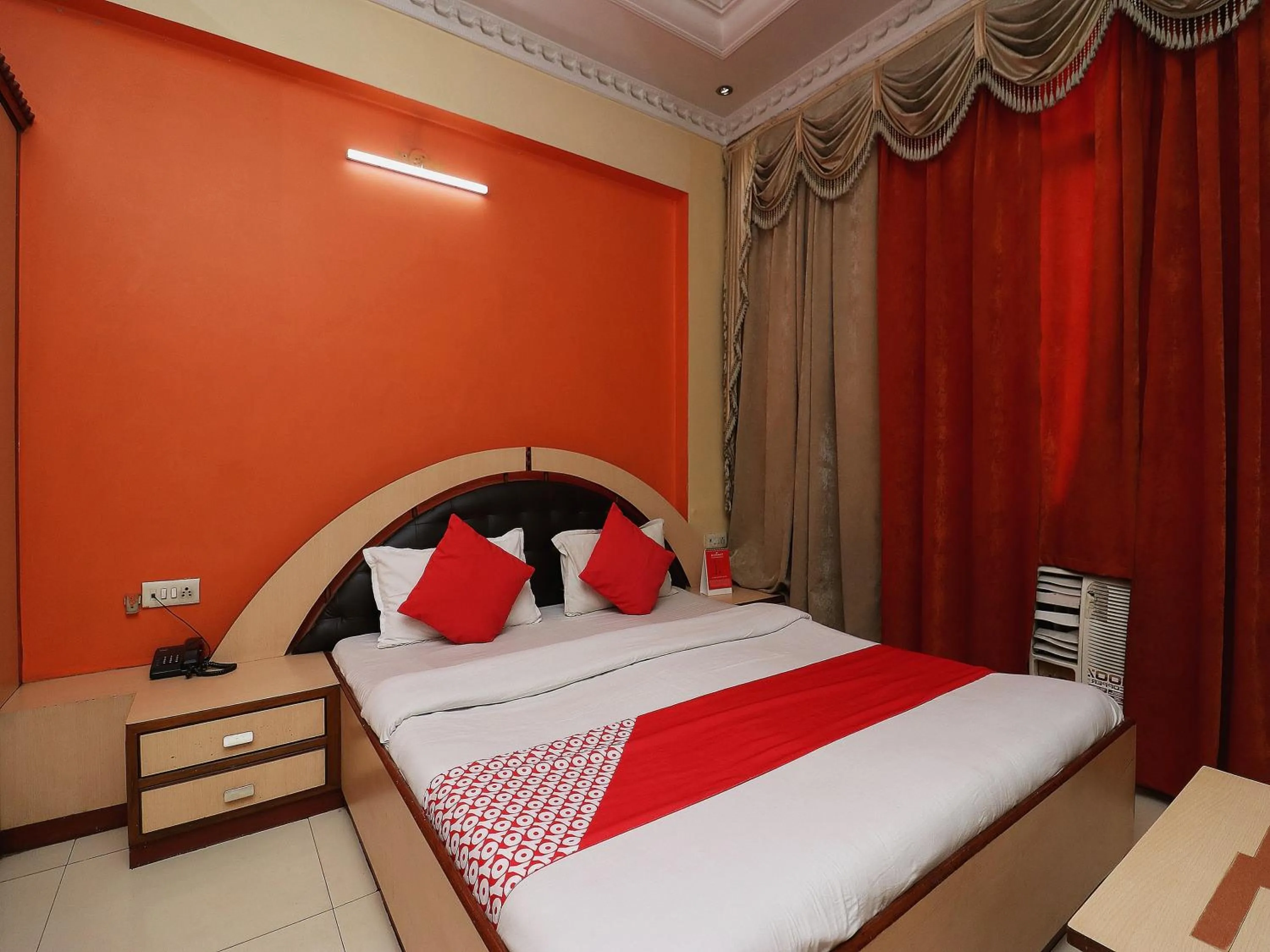 Bathroom, Bed in Super Hotel O Akash Regency