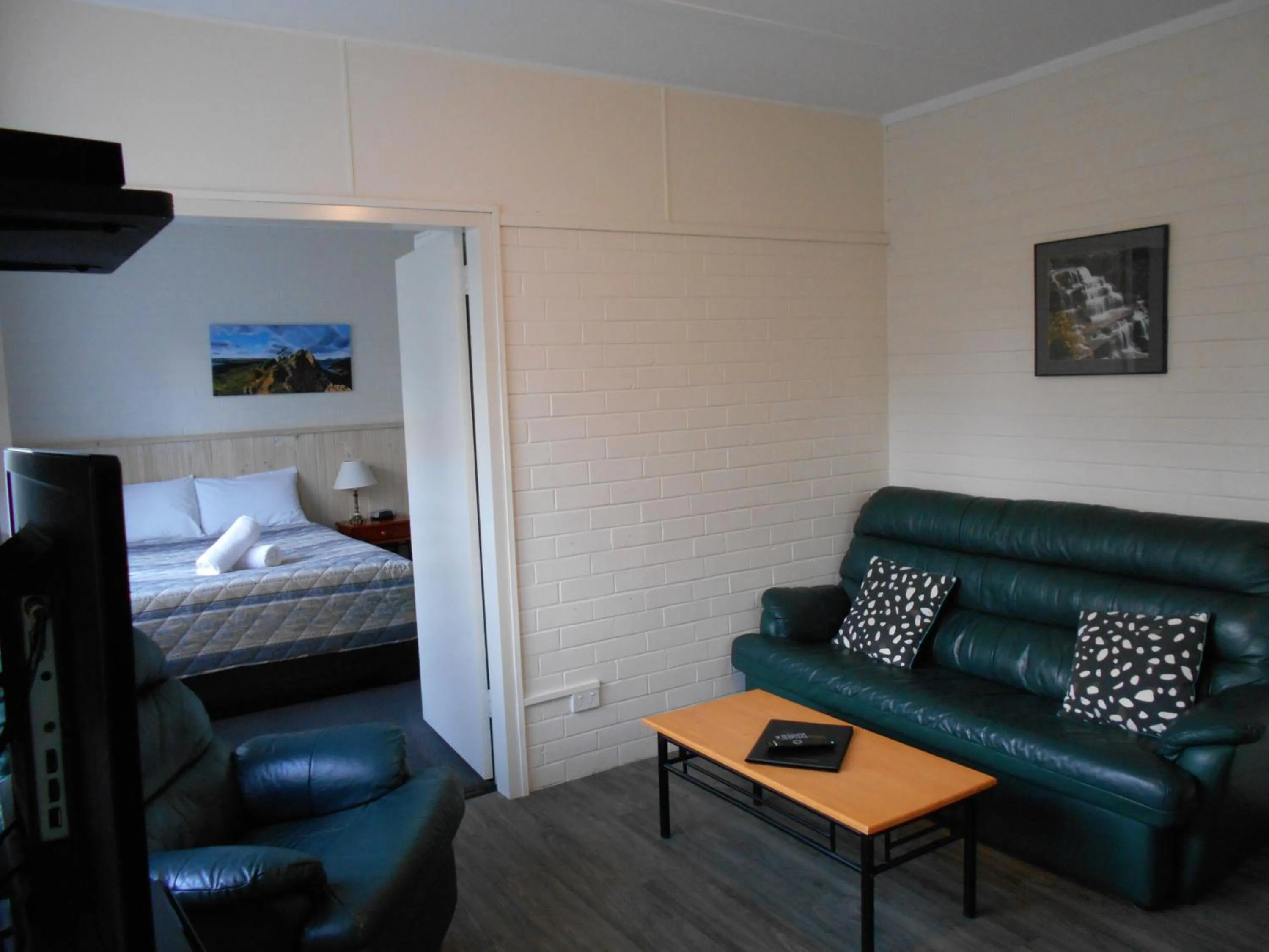 Living room, Bed in Grampians View Cottages and Units