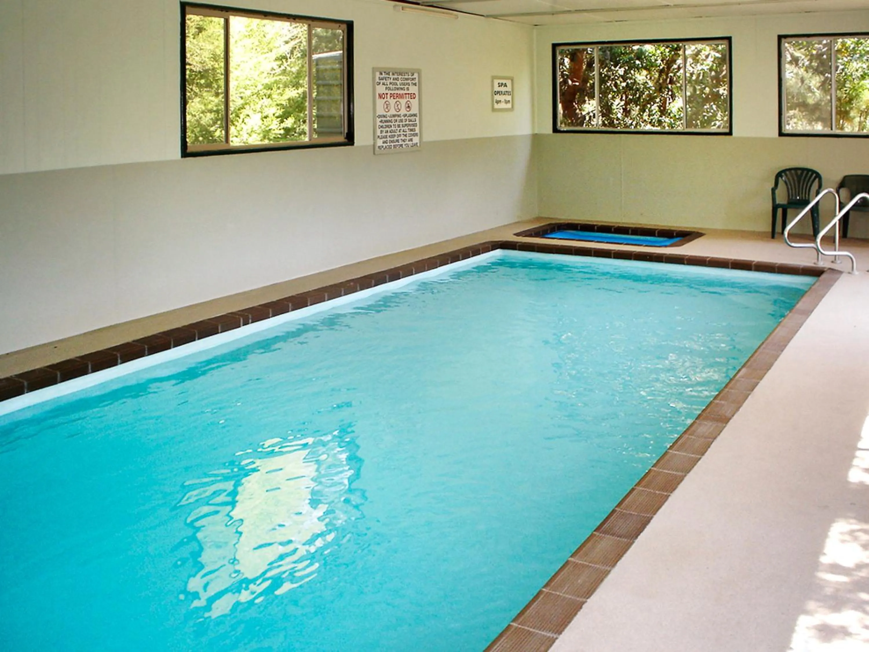 Swimming pool in Grampians View Cottages and Units