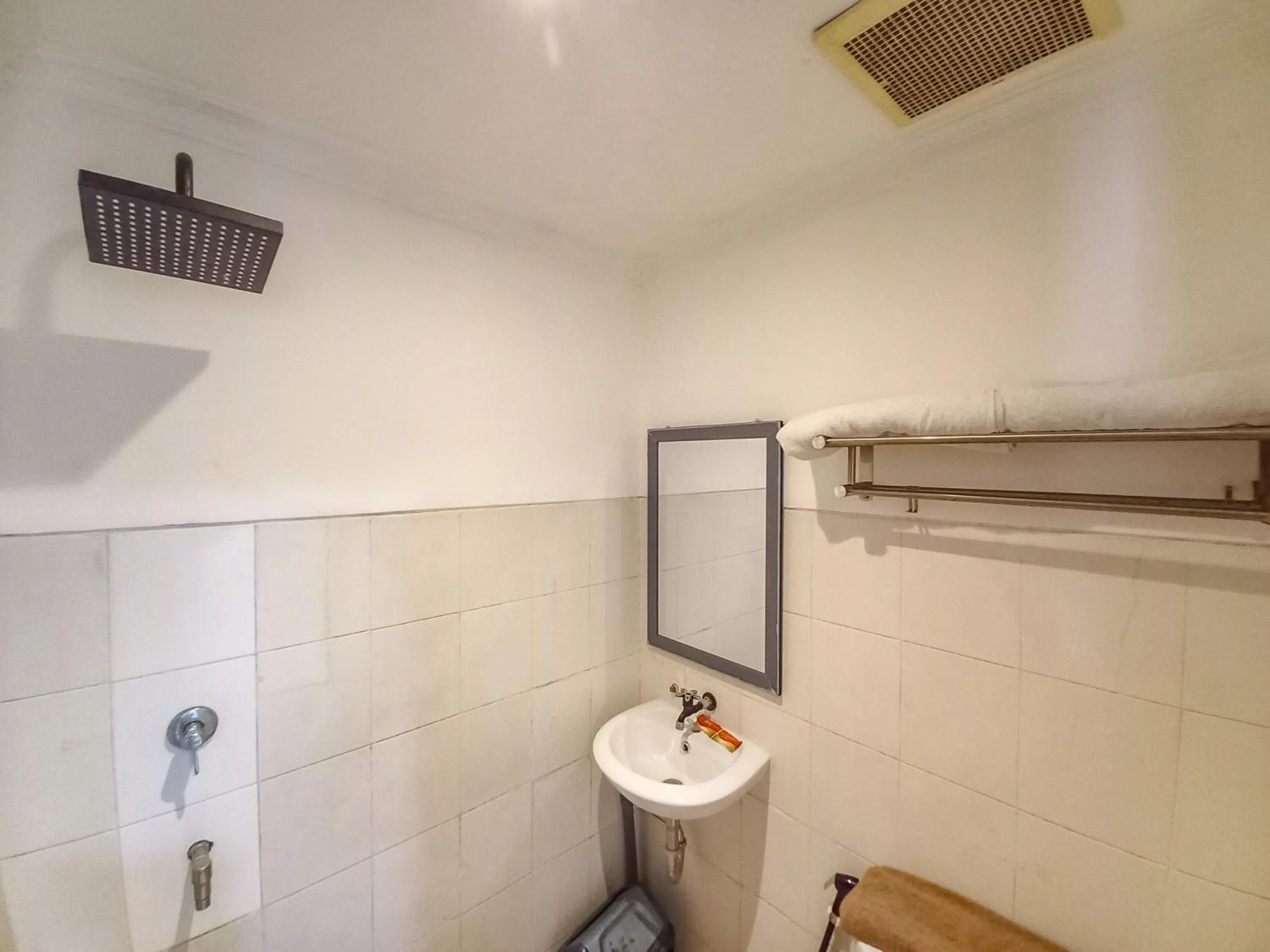 Bathroom in D Hans Hotel Syariah RedPartner near Wisata Religi Sunan Ampel Surabaya