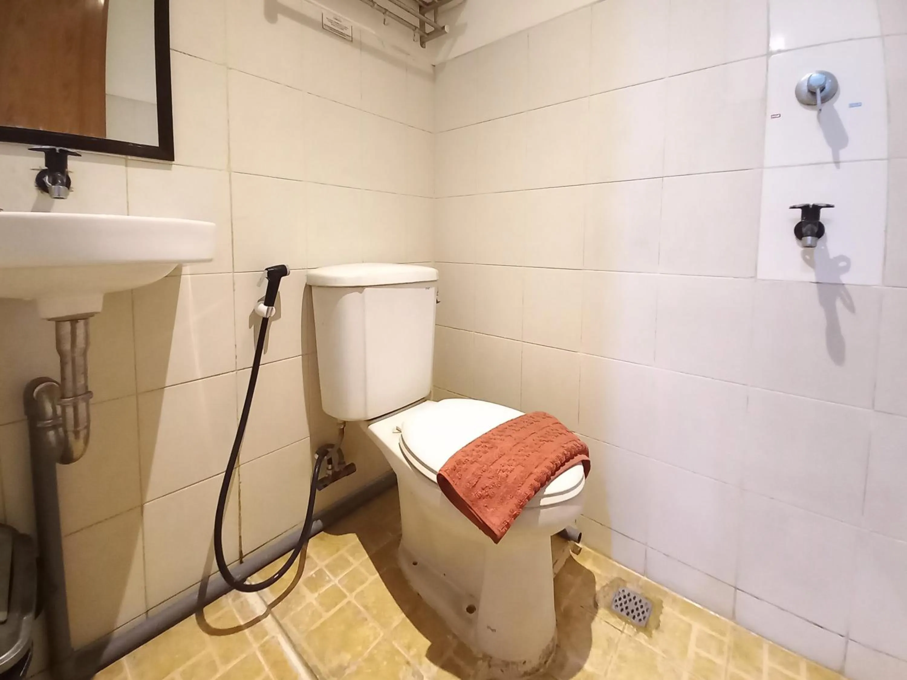 Bathroom in D Hans Hotel Syariah RedPartner near Wisata Religi Sunan Ampel Surabaya