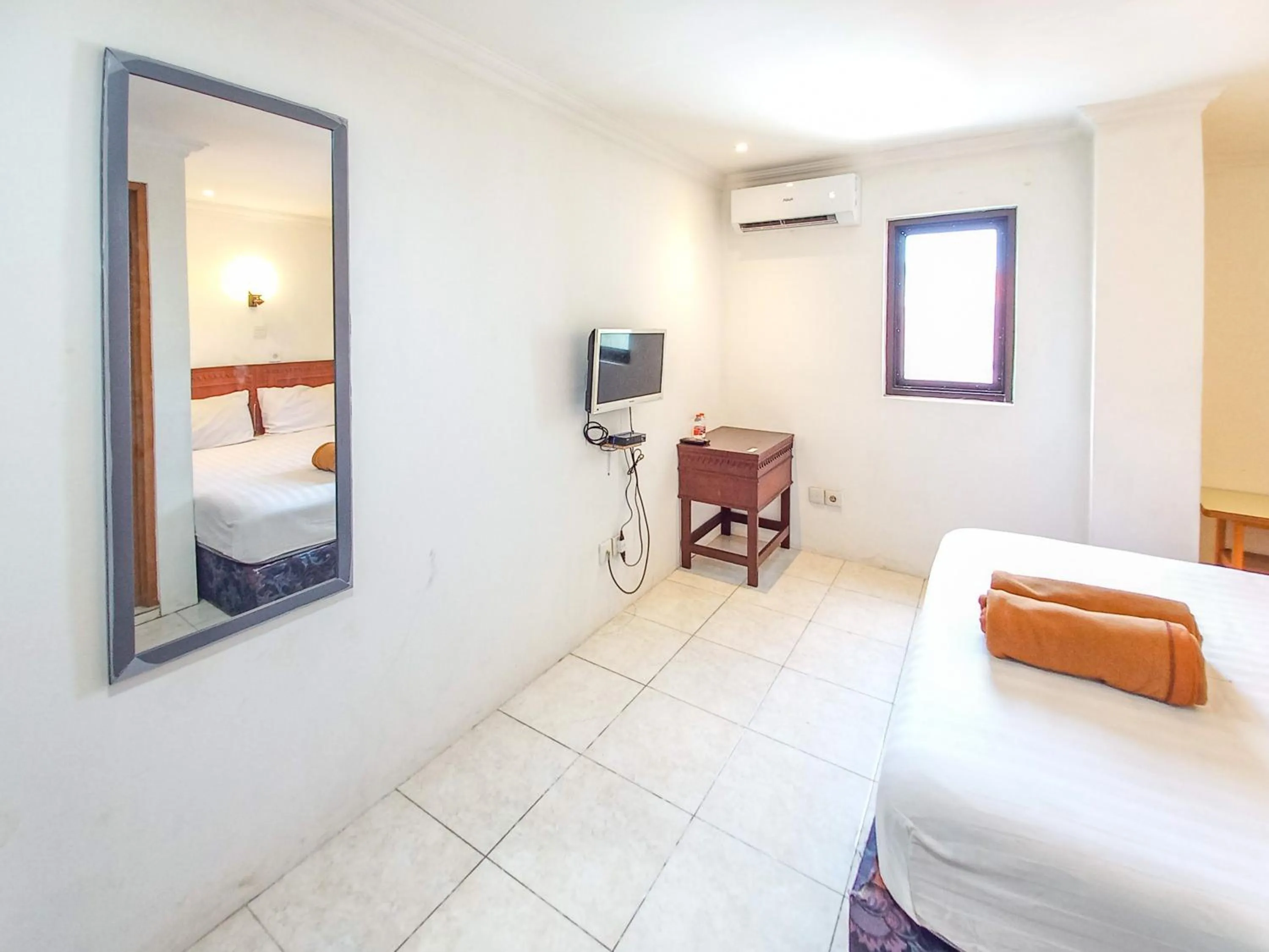 Bedroom, Bed in D Hans Hotel Syariah RedPartner near Wisata Religi Sunan Ampel Surabaya
