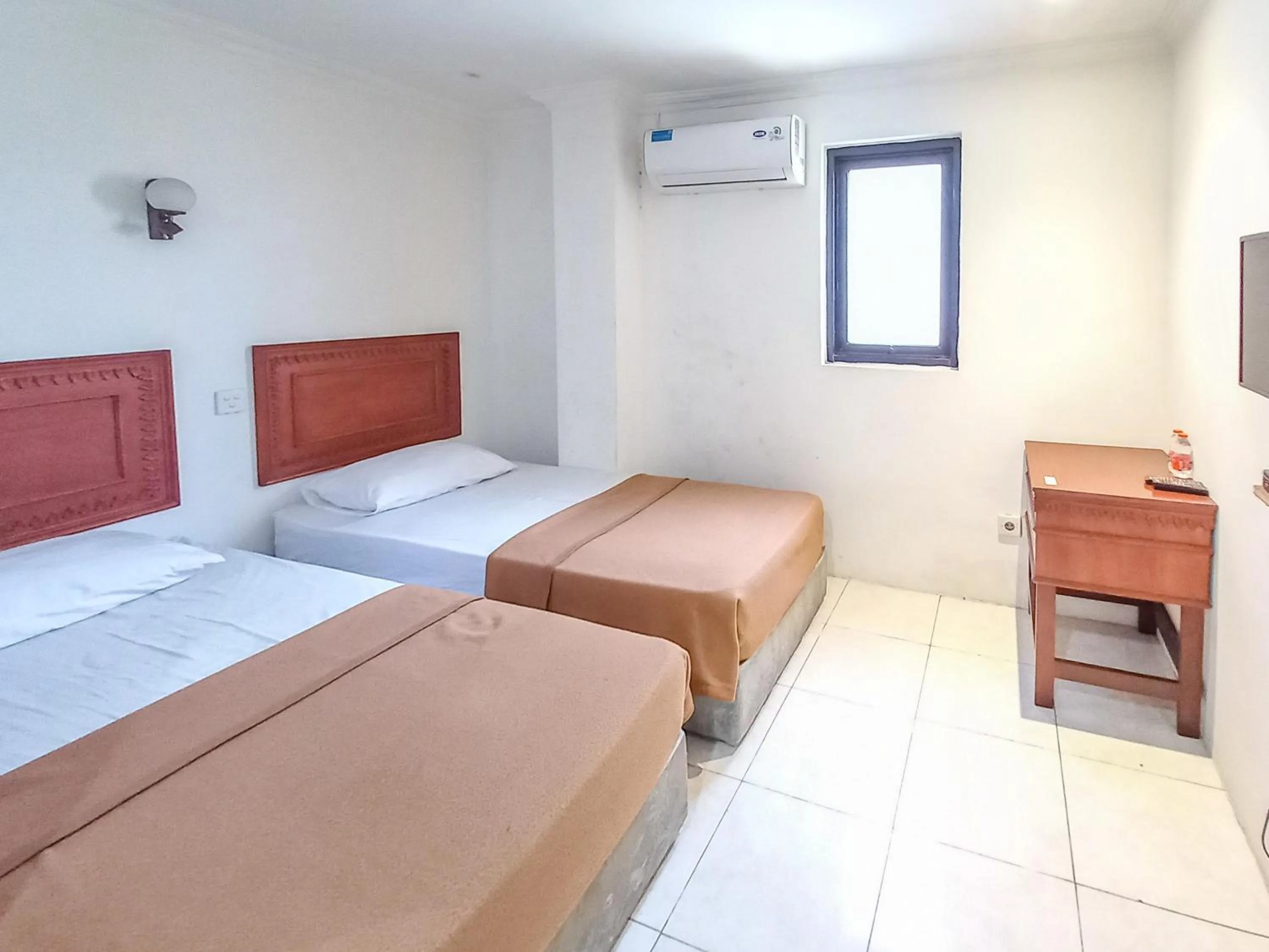 Bedroom, Bed in D Hans Hotel Syariah RedPartner near Wisata Religi Sunan Ampel Surabaya