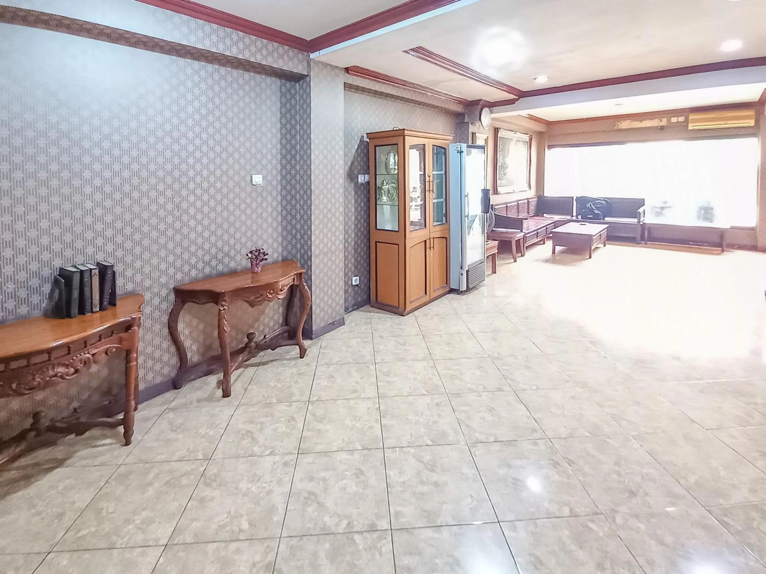 Seating area in D Hans Hotel Syariah RedPartner near Wisata Religi Sunan Ampel Surabaya