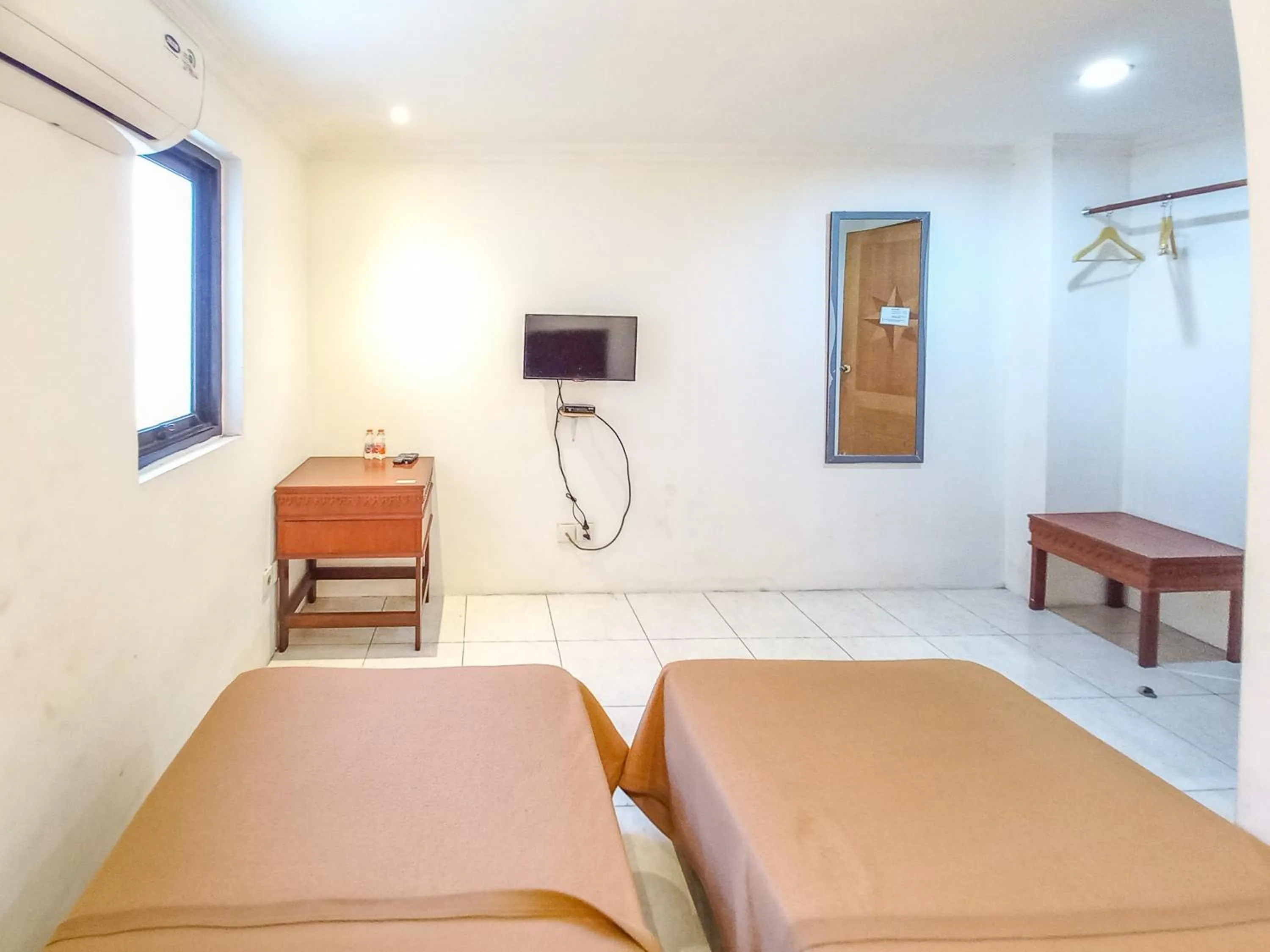 Bedroom, Bed in D Hans Hotel Syariah RedPartner near Wisata Religi Sunan Ampel Surabaya