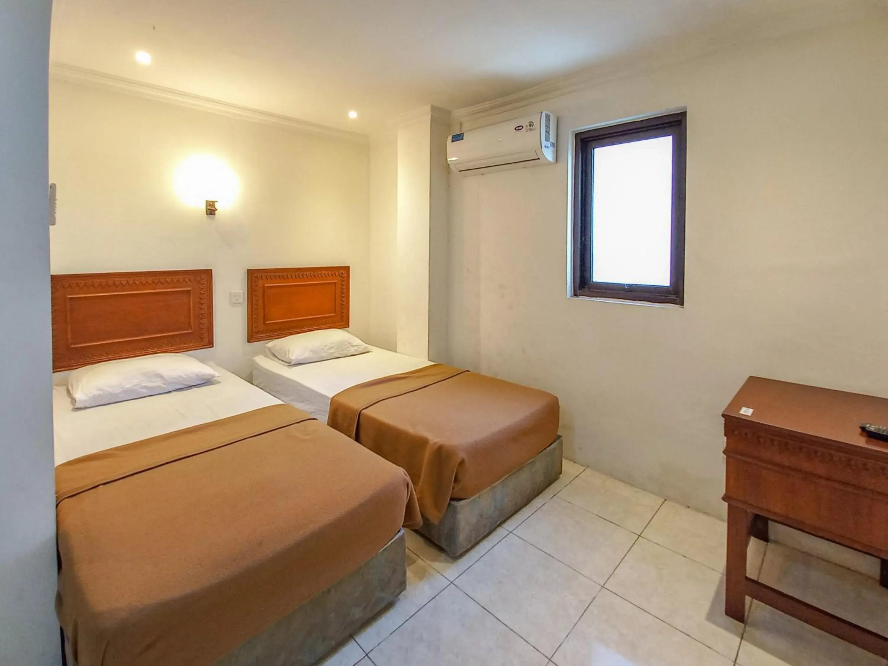 Standard Twin Room in D Hans Hotel Syariah RedPartner near Wisata Religi Sunan Ampel Surabaya Standard Twin Room in D Hans Hotel Syariah RedPartner near Wisata Religi Sunan Ampel Surabaya