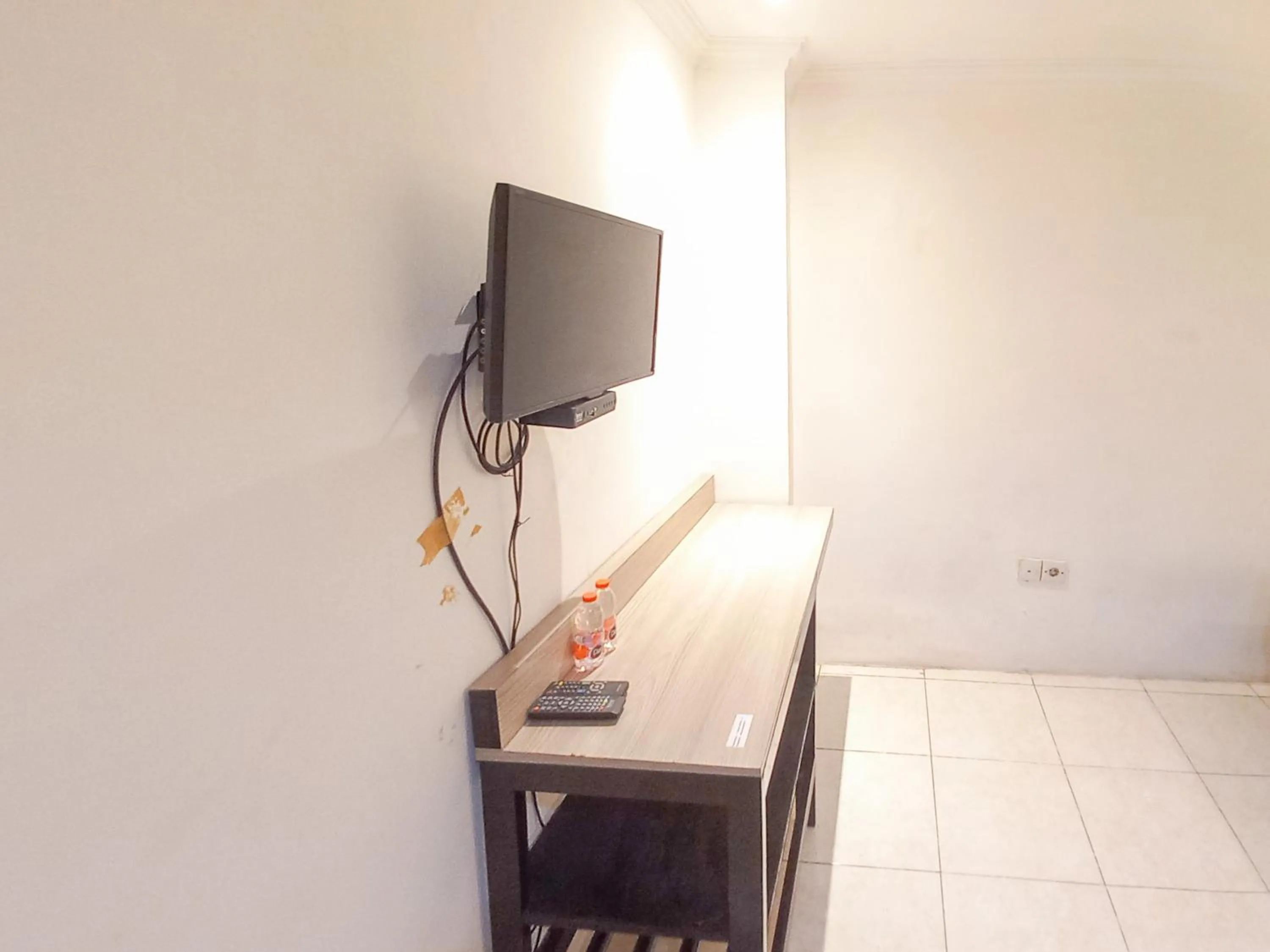 TV and multimedia in D Hans Hotel Syariah RedPartner near Wisata Religi Sunan Ampel Surabaya