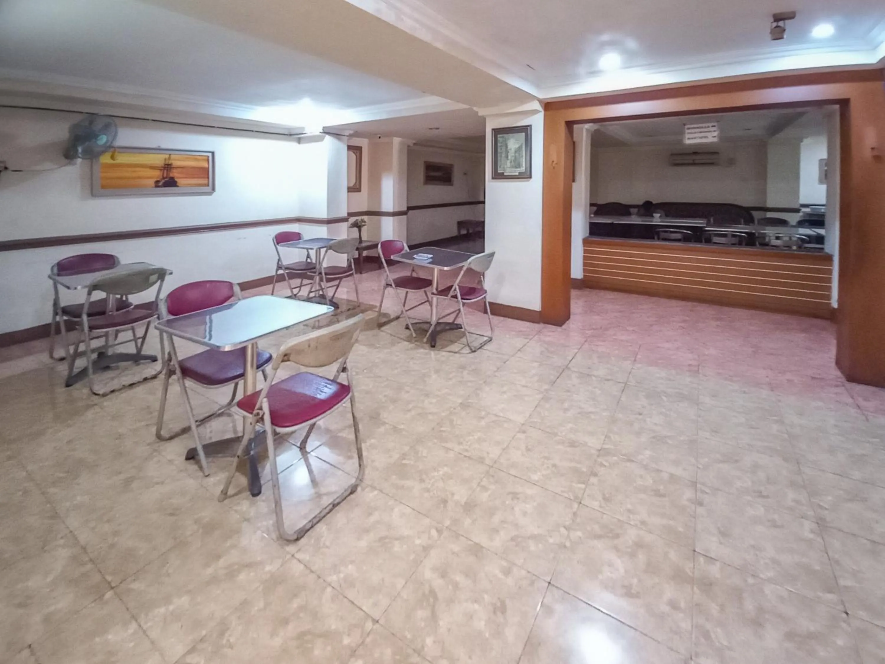 Seating area in D Hans Hotel Syariah RedPartner near Wisata Religi Sunan Ampel Surabaya