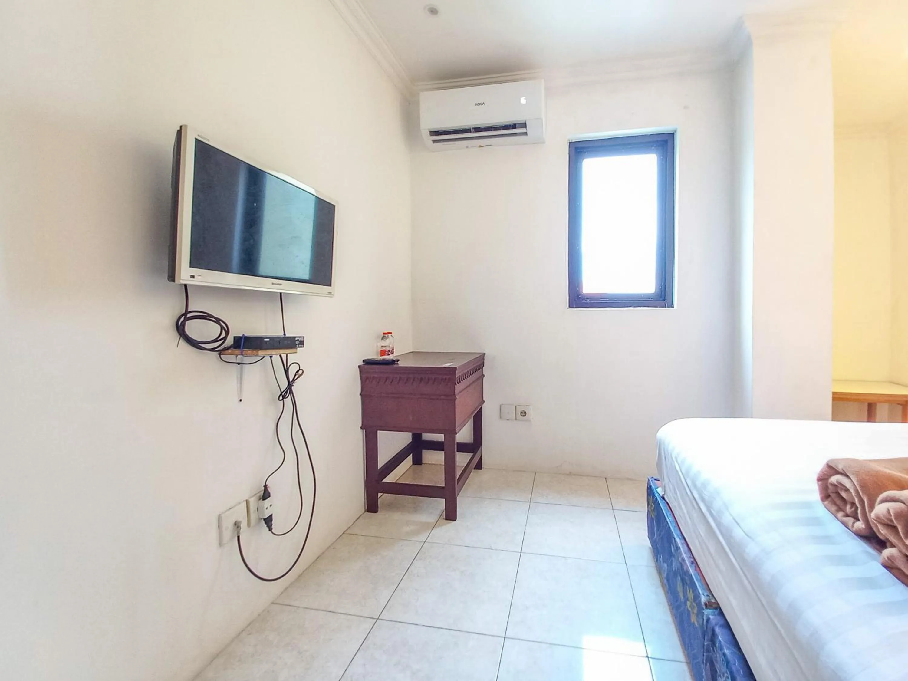 TV and multimedia, Bed in D Hans Hotel Syariah RedPartner near Wisata Religi Sunan Ampel Surabaya