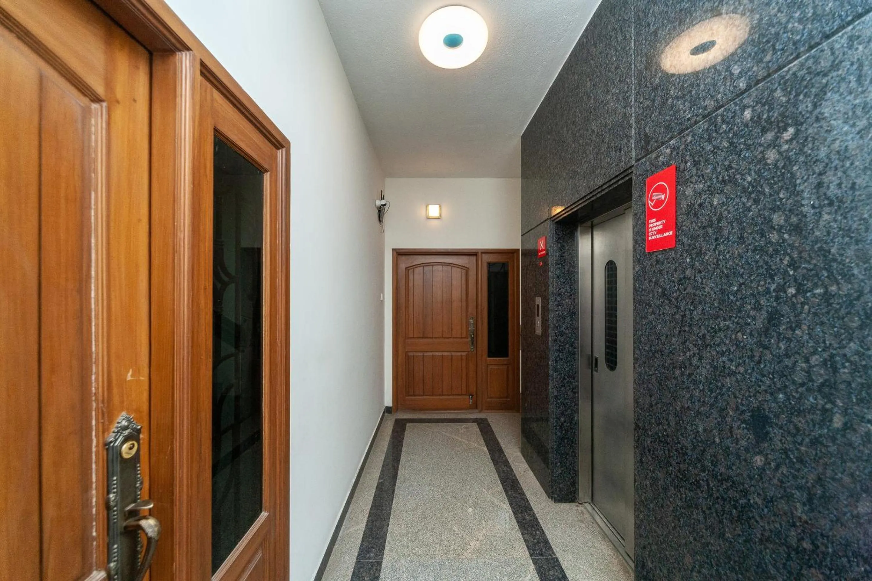 Facade/entrance in Neighbour Inn-Elite