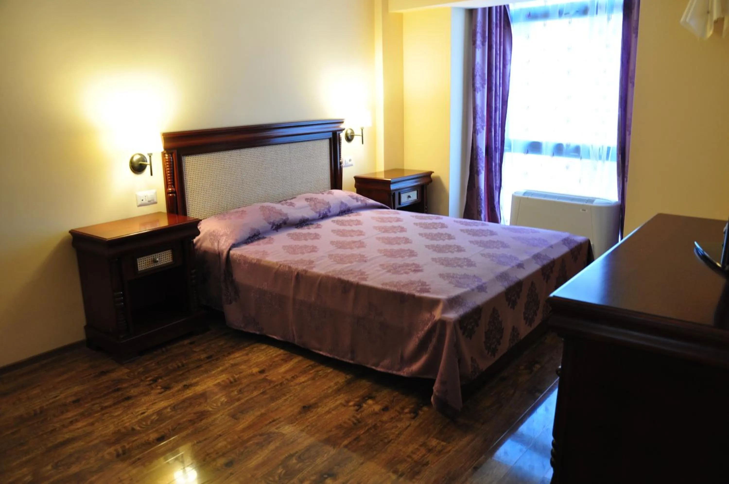 Photo of the whole room, Bed in Vigo Grand Hotel