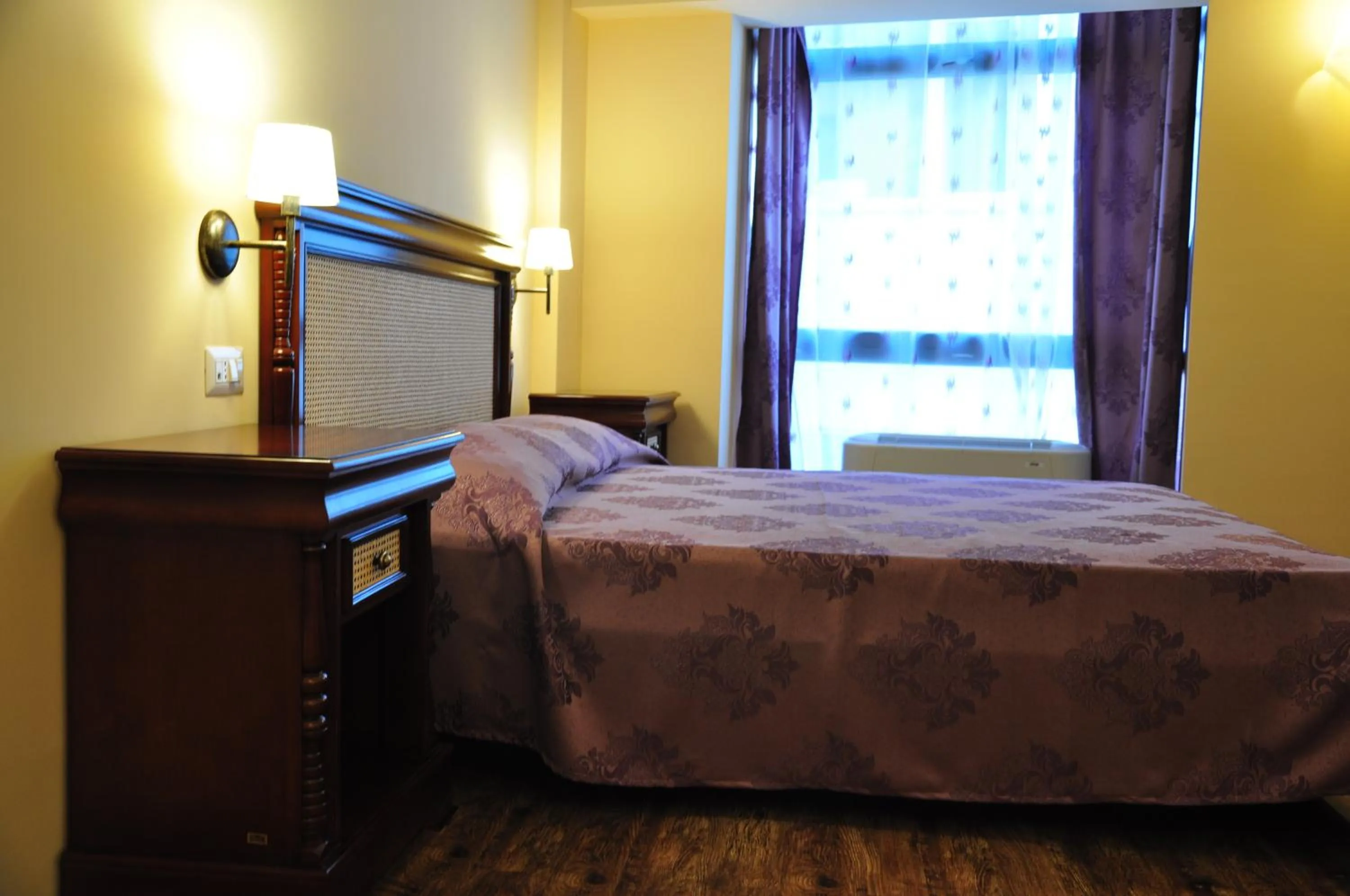 Photo of the whole room, Bed in Vigo Grand Hotel