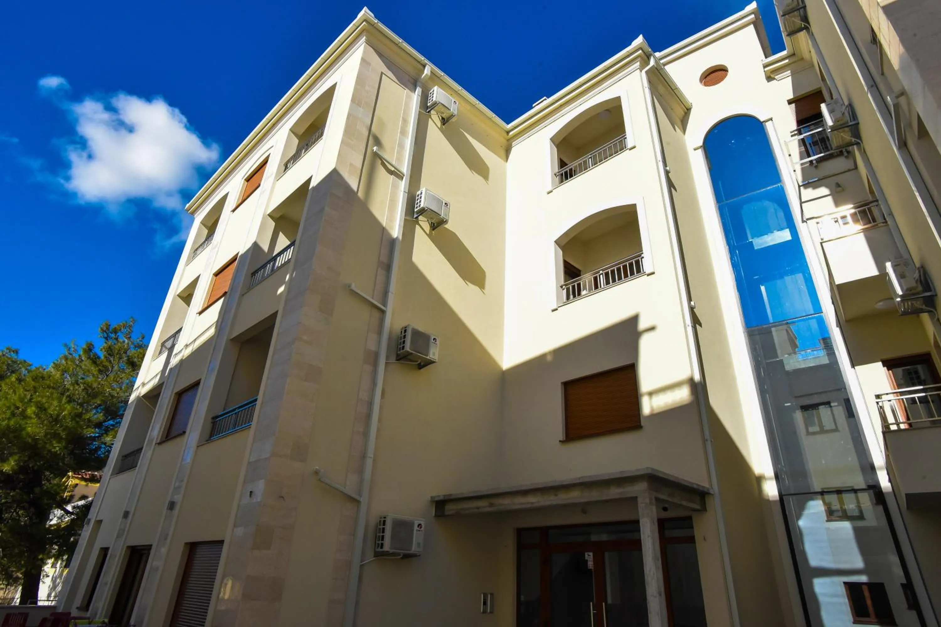 Property building in Vistamar Hotel & Apartments