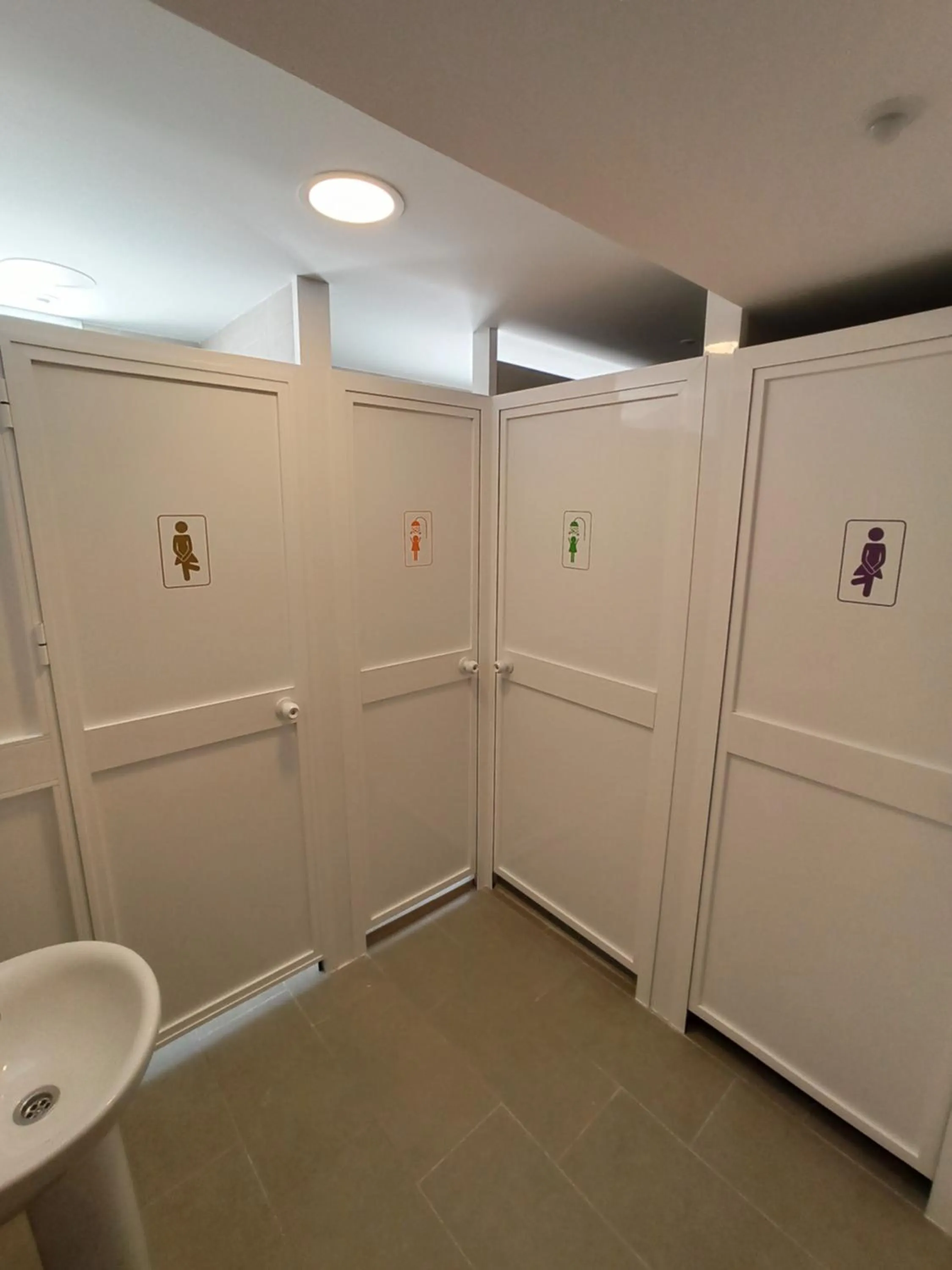 Shower in Vivian's Guest House Auto Check-in