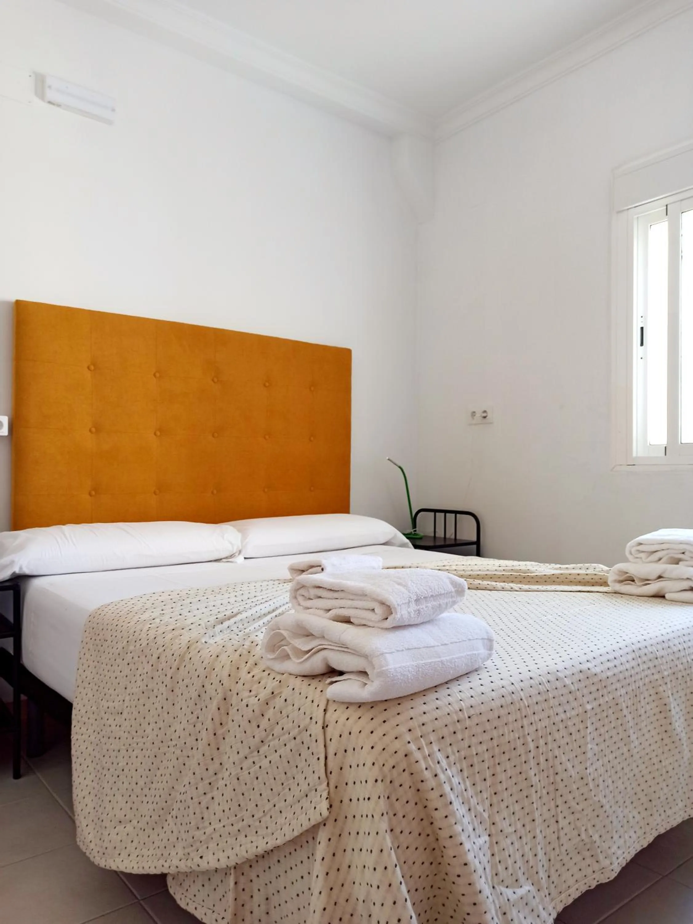 Bed in Vivian's Guest House Auto Check-in