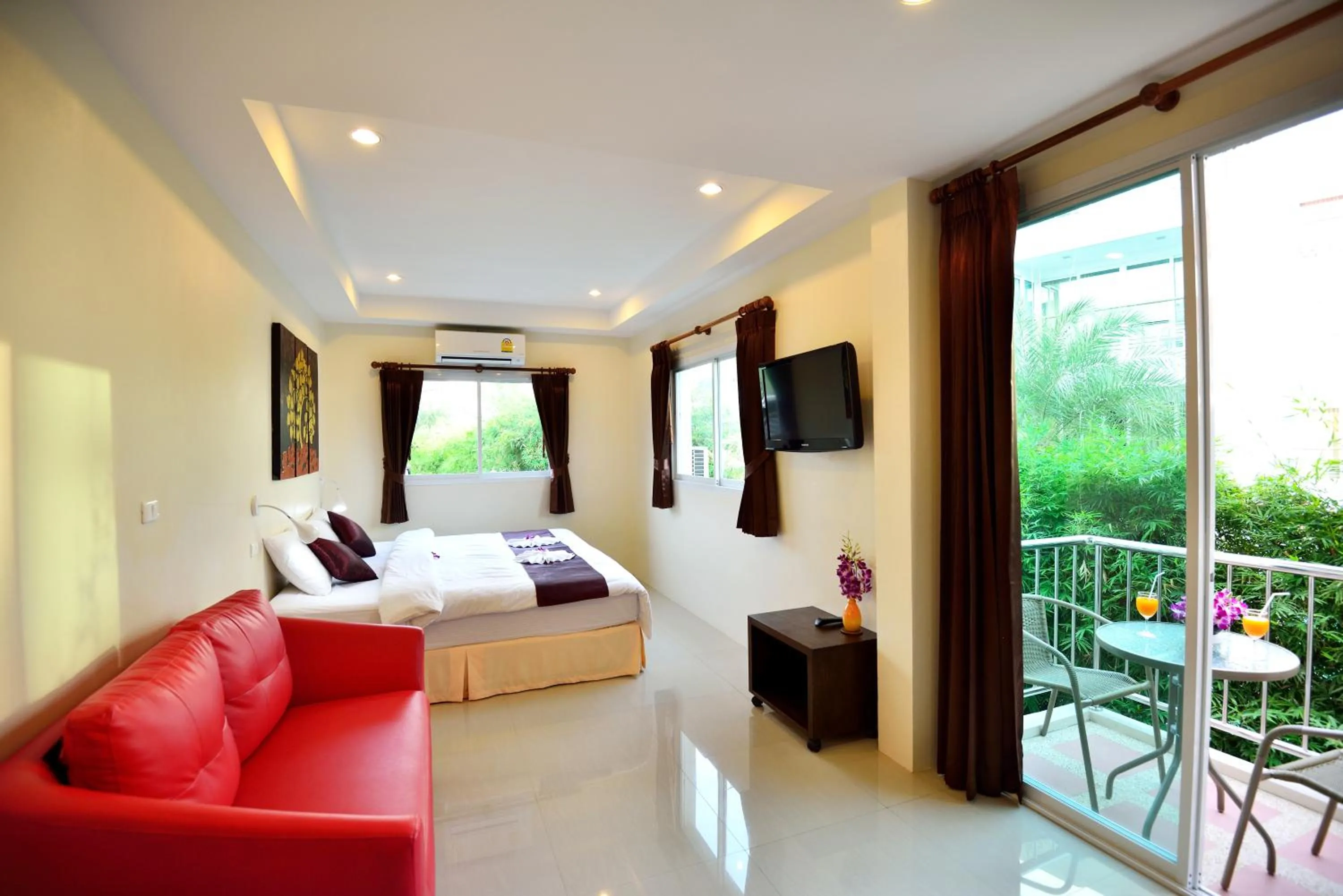 Balcony/Terrace, Bed in At Kamala Hotel