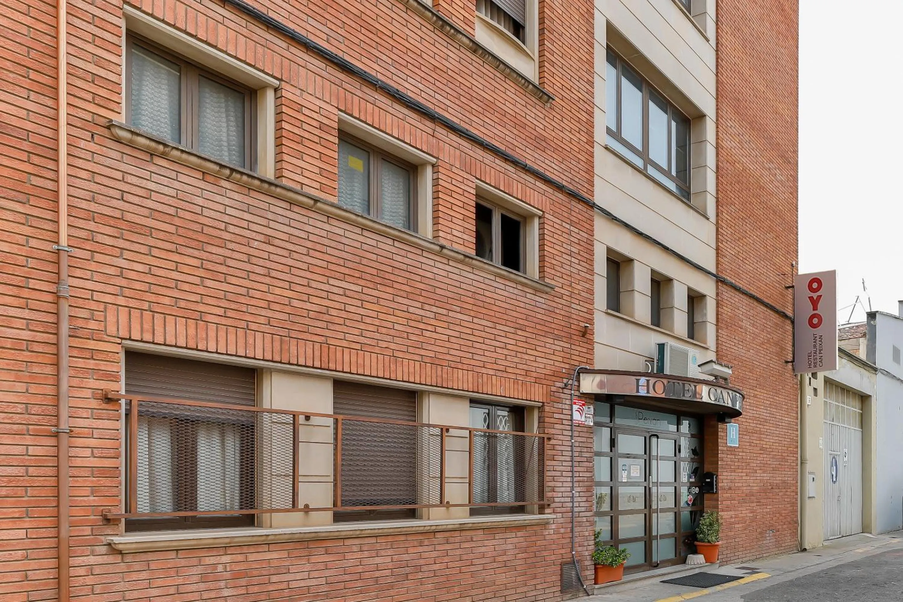 Facade/entrance in Can Peixan