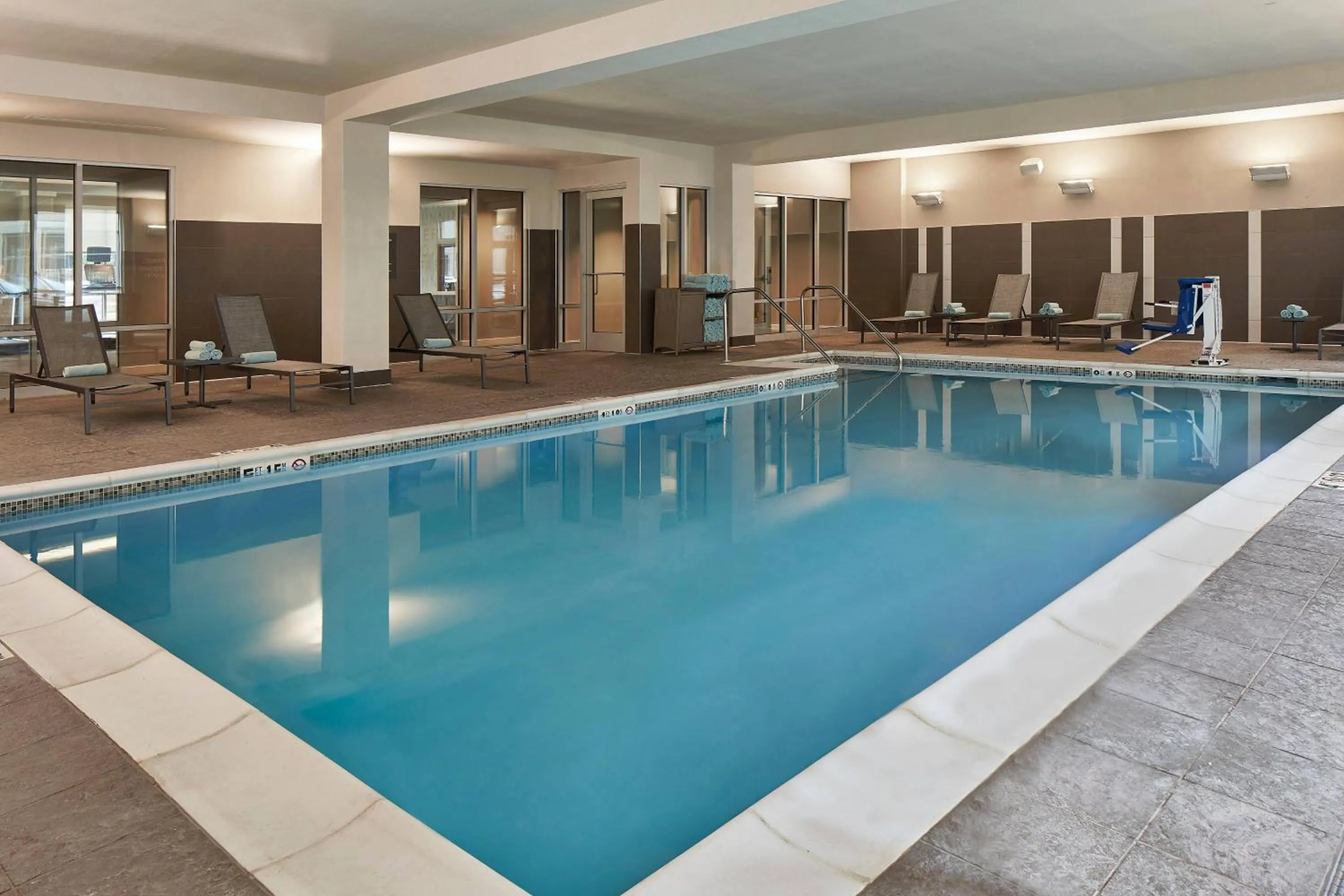 Swimming pool in Residence Inn by Marriott Cleveland University Circle/Medical Center