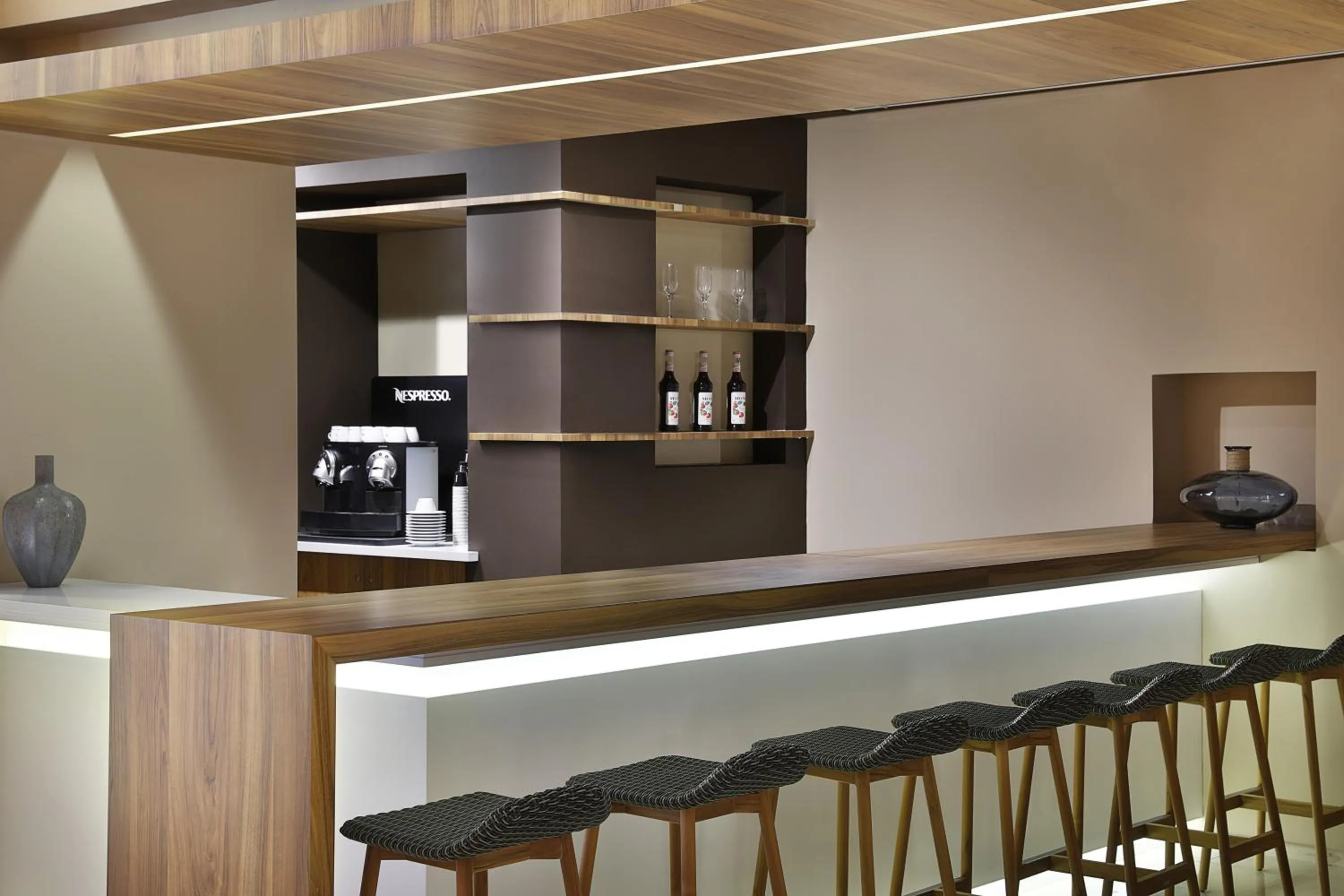 Lounge or bar in Park Mall Hotel & Conference Center