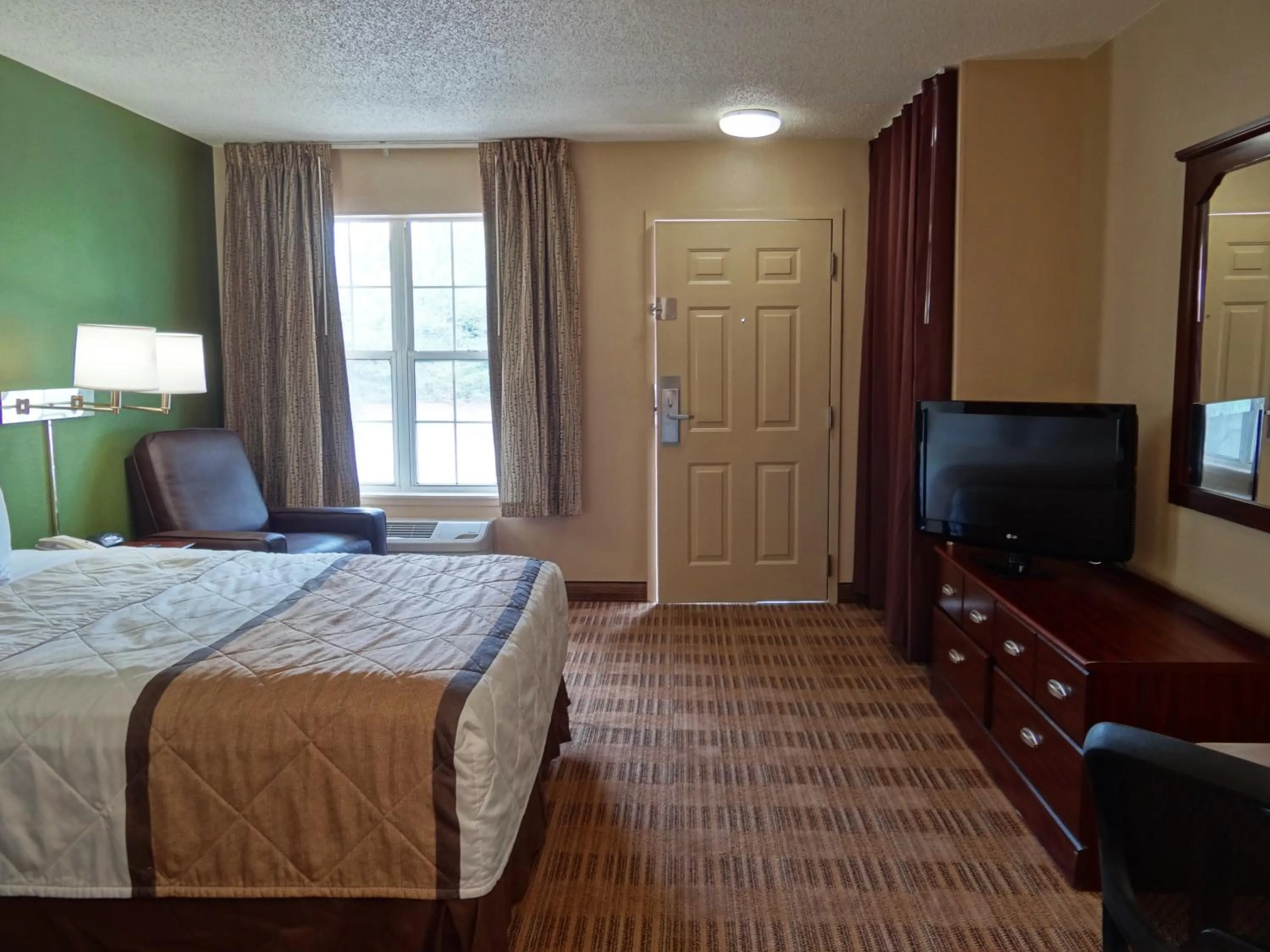 Bed in Extended Stay America Suites - Sacramento - White Rock Rd