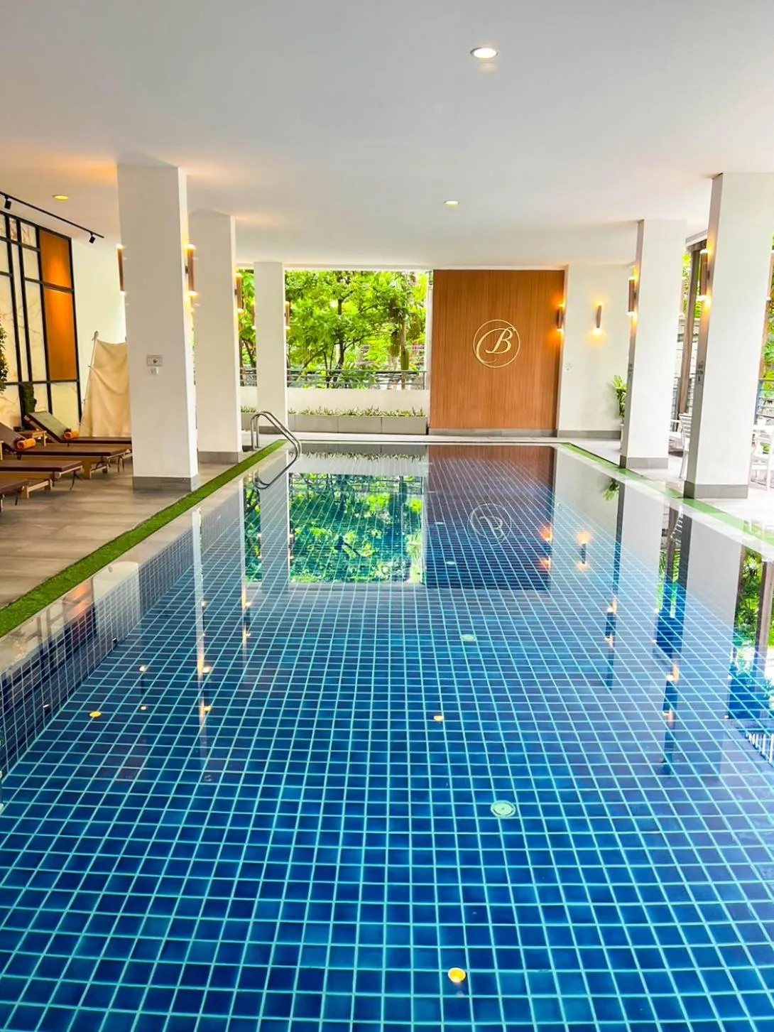 Swimming pool in Benviar Tonson Residence