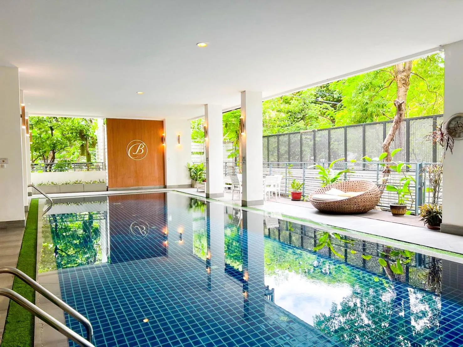 Swimming pool in Benviar Tonson Residence