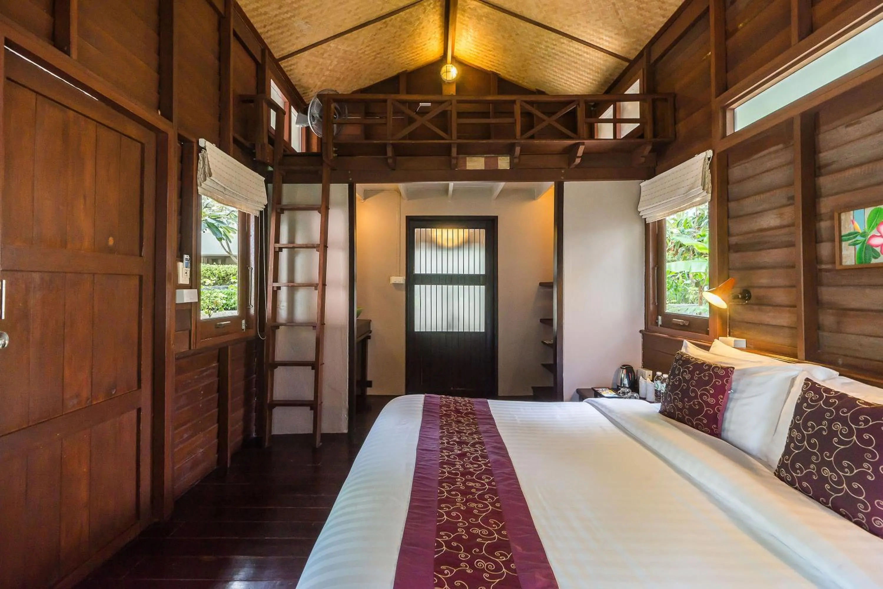 Bed in Cocohut Beach Resort Koh Phangan