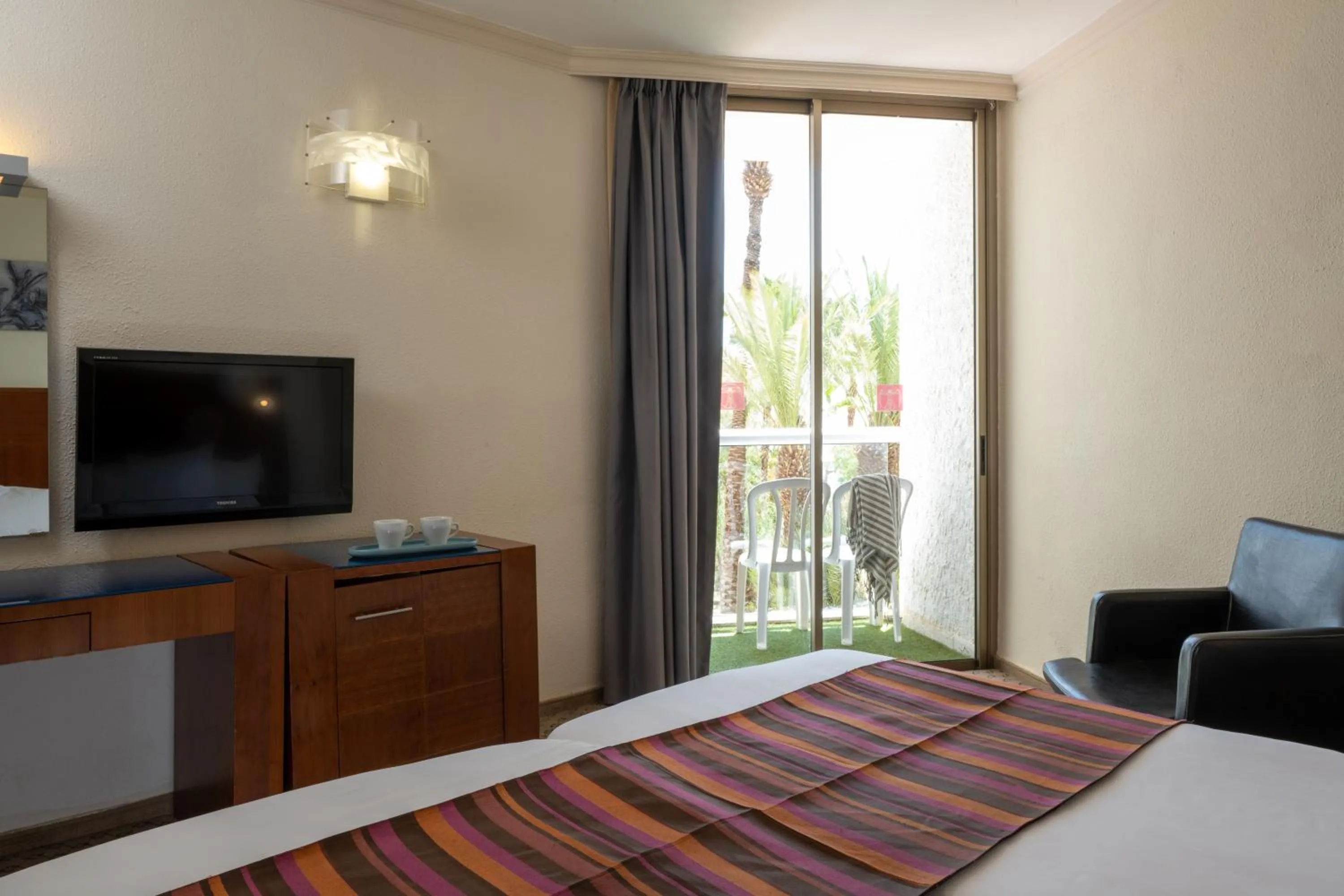 Bedroom, Bed in Leonardo Inn Hotel Dead Sea