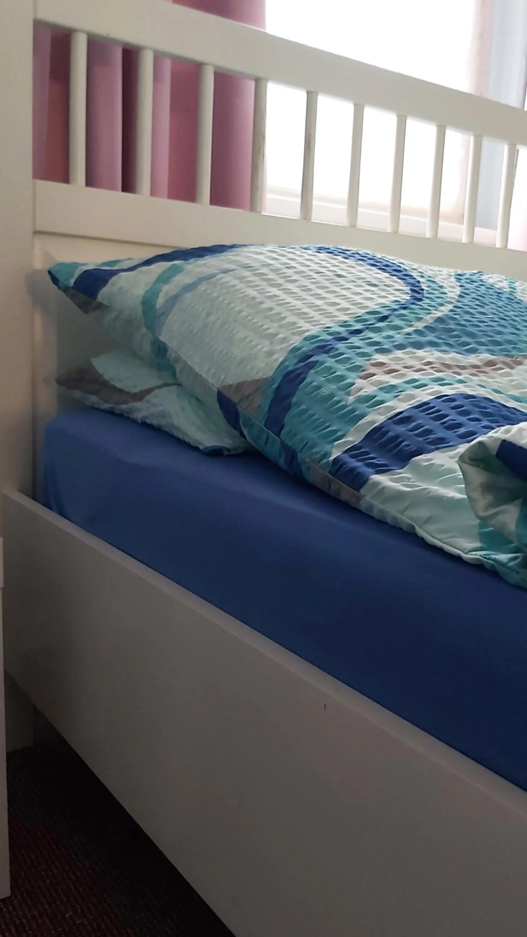 Bed in City-Ferienwohnungen-Dresden - zentral gelegen im Haus Louisenstrasse 11 - Dresden-Neustadt