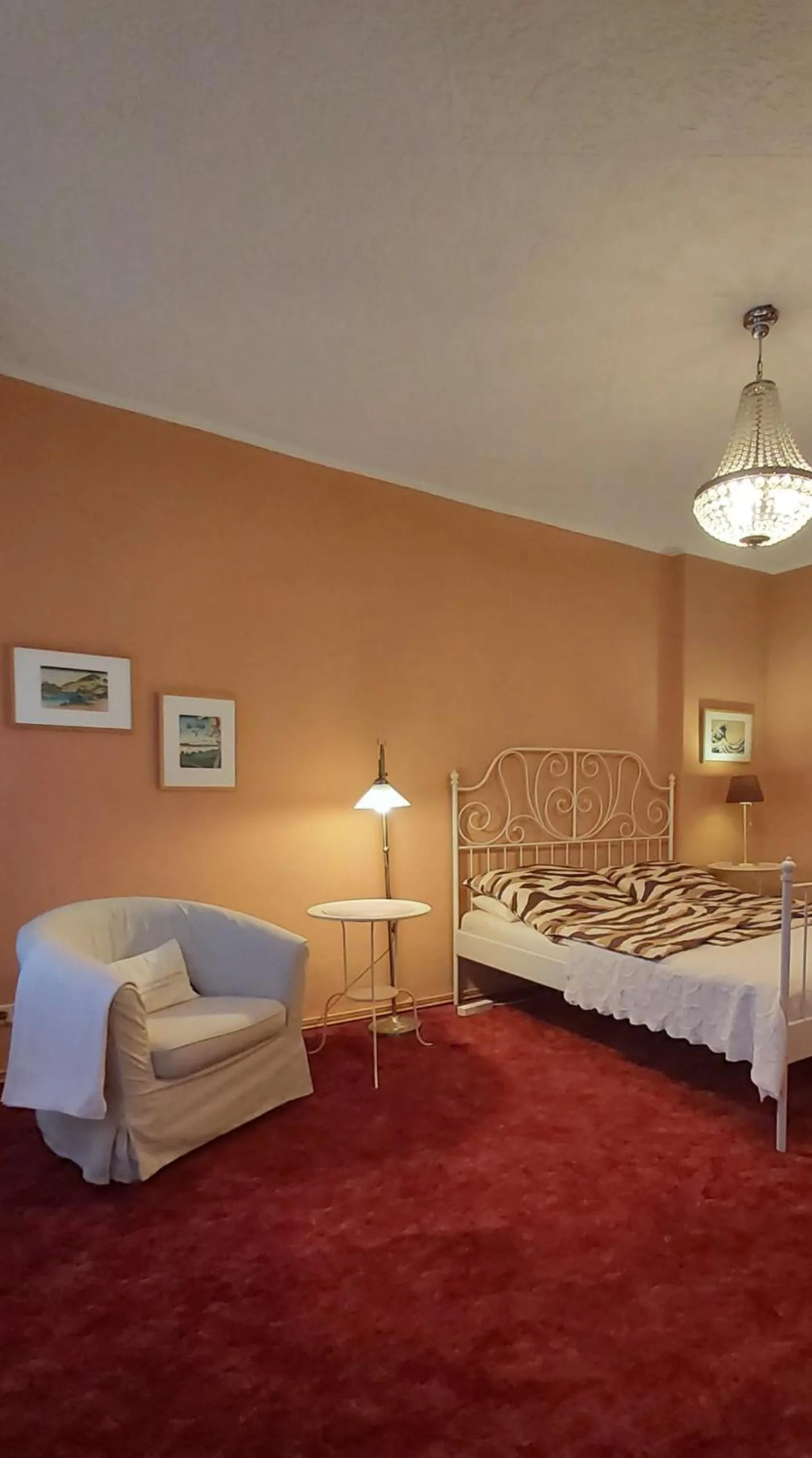 Living room, Bed in City-Ferienwohnungen-Dresden - zentral gelegen im Haus Louisenstrasse 11 - Dresden-Neustadt