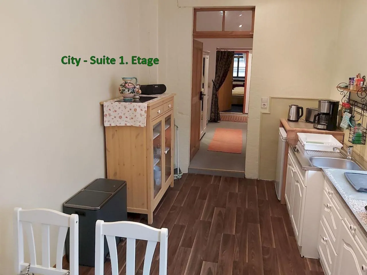 Kitchen or kitchenette, Bed in City-Ferienwohnungen-Dresden - zentral gelegen im Haus Louisenstrasse 11 - Dresden-Neustadt