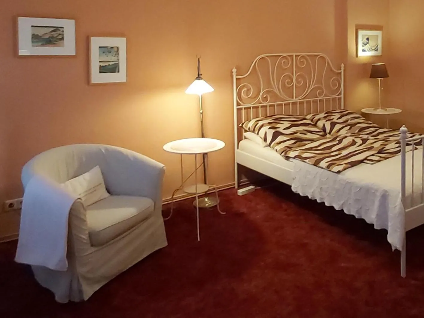 Living room, Bed in City-Ferienwohnungen-Dresden - zentral gelegen im Haus Louisenstrasse 11 - Dresden-Neustadt