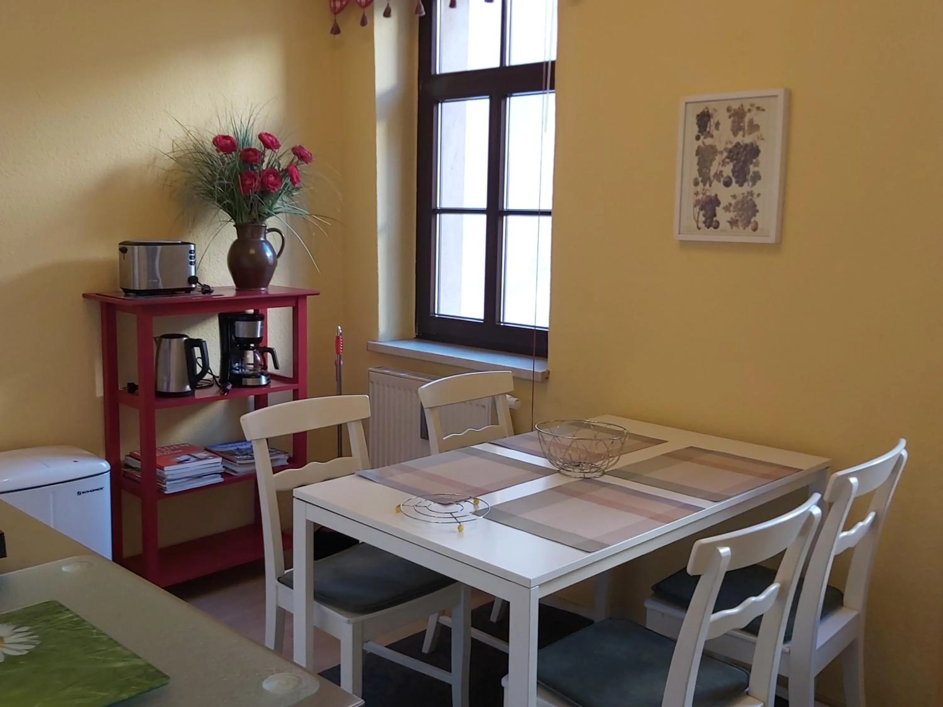 Dining area in City-Ferienwohnungen-Dresden - zentral gelegen im Haus Louisenstrasse 11 - Dresden-Neustadt