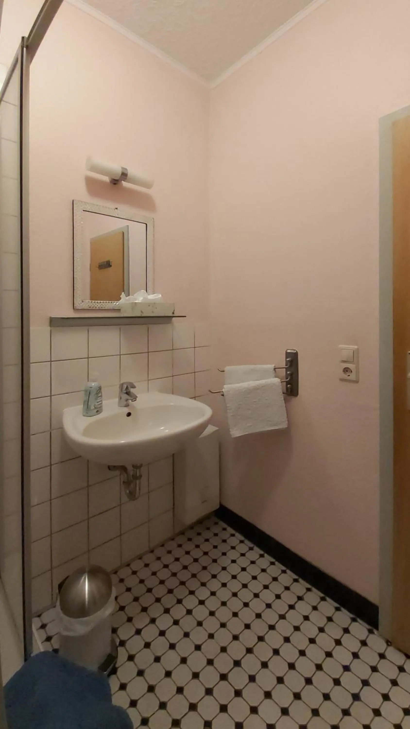 Bathroom in City-Ferienwohnungen-Dresden - zentral gelegen im Haus Louisenstrasse 11 - Dresden-Neustadt
