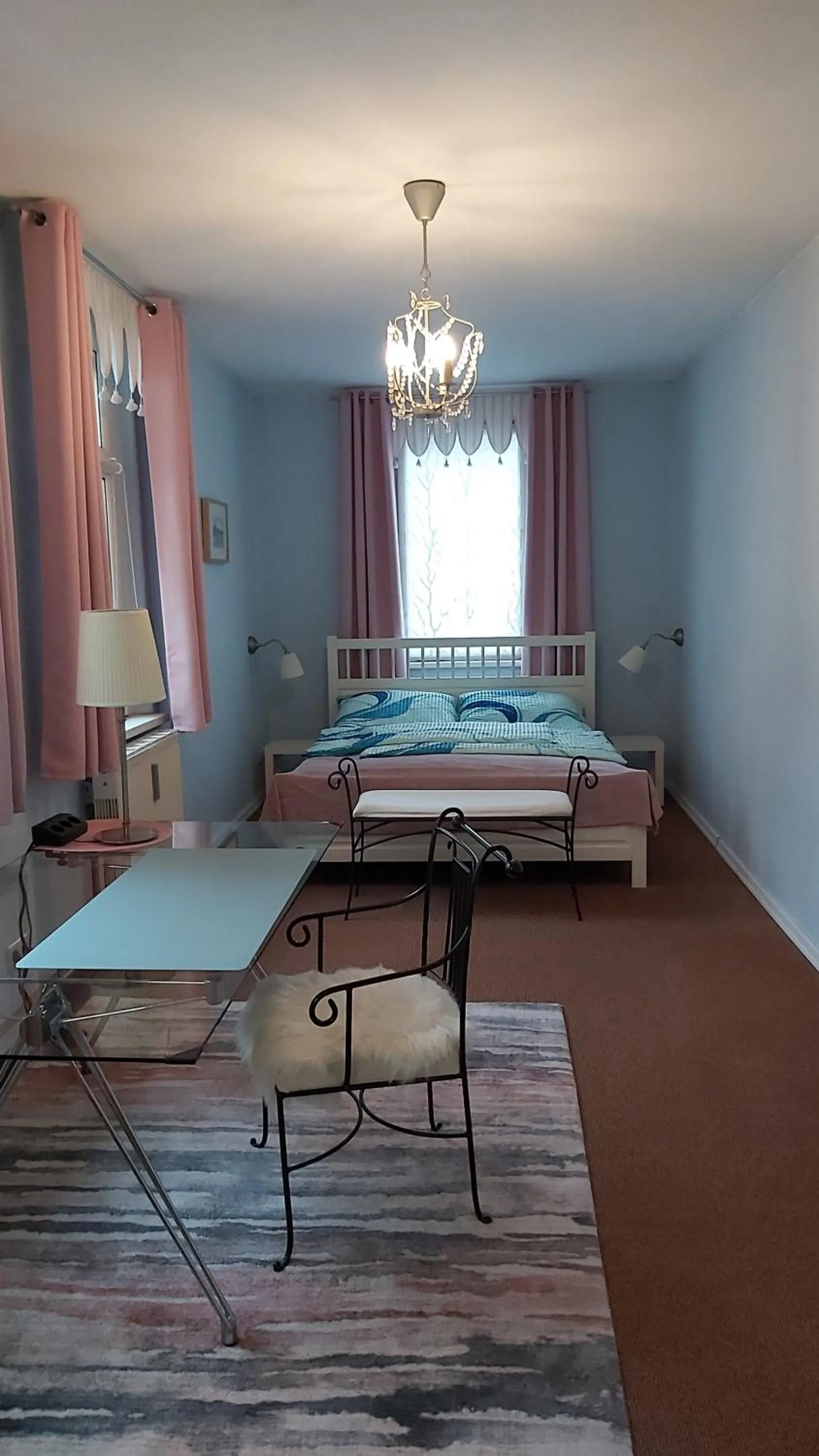 Bedroom in City-Ferienwohnungen-Dresden - zentral gelegen im Haus Louisenstrasse 11 - Dresden-Neustadt