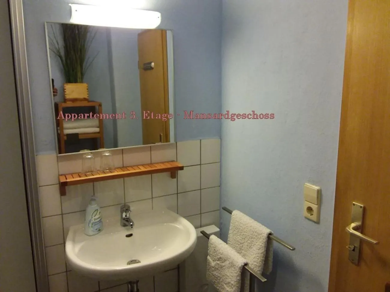 Bathroom in City-Ferienwohnungen-Dresden - zentral gelegen im Haus Louisenstrasse 11 - Dresden-Neustadt