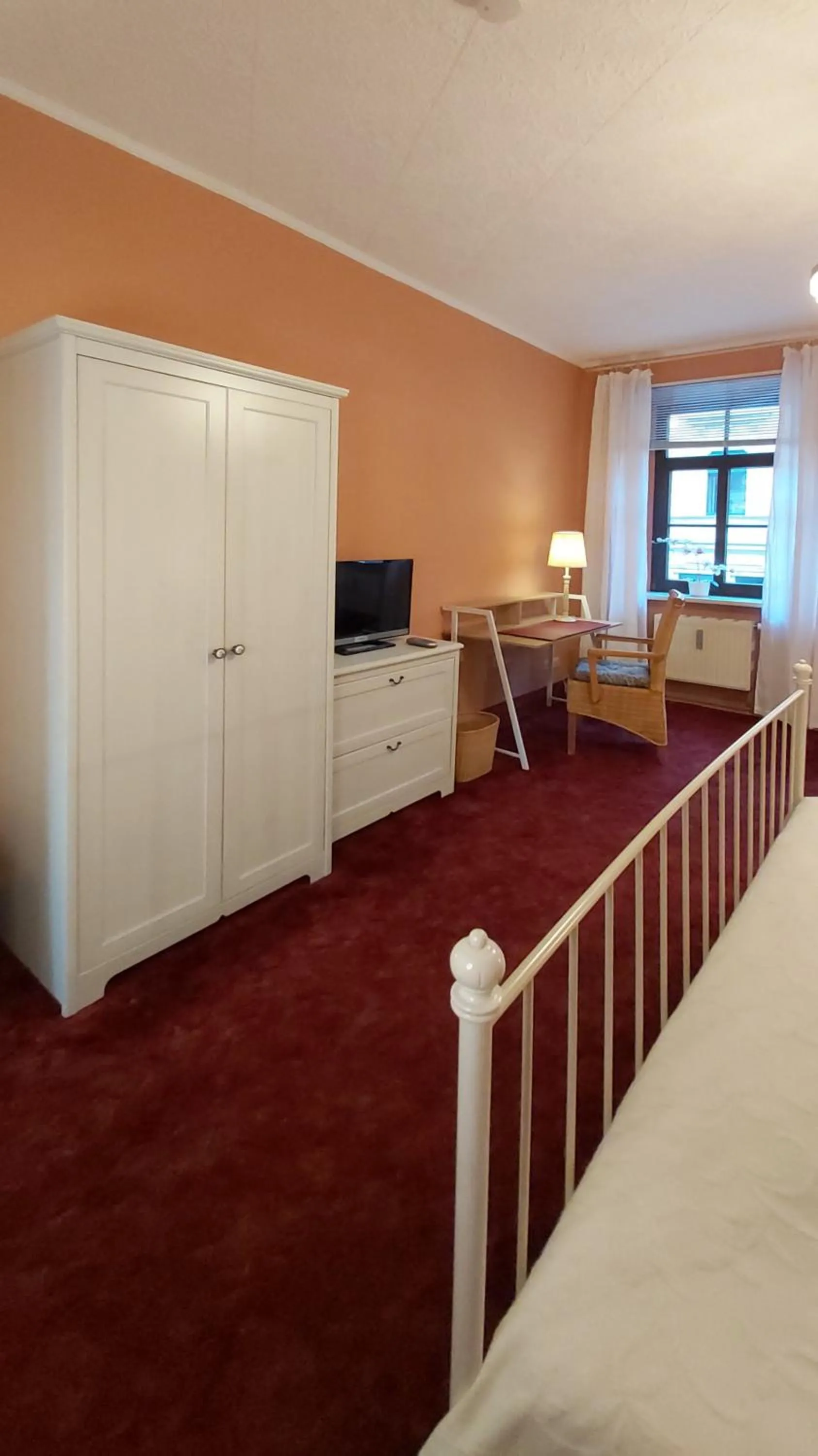 Living room, Bed in City-Ferienwohnungen-Dresden - zentral gelegen im Haus Louisenstrasse 11 - Dresden-Neustadt